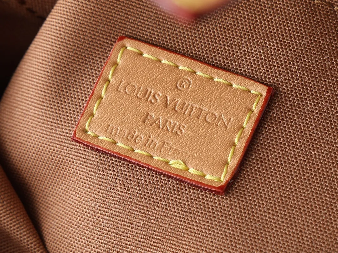 💰240💰Upgraded from the original M14651 M14653 Soho mini backpack is made of Monogram canvas, and its exquisite structure recalls the exquisite design of the 1996 Arlequin backpack. The cowhide leather trim and vintage buckle pay homage to Louis Vuitton's trunk-making heritage, and the D-ring allows for a variety of carrying options, making it a perfect choice for everyday travel. Dimensions: 17.0 x 23.0 x 8.0 cm (length x height x width)