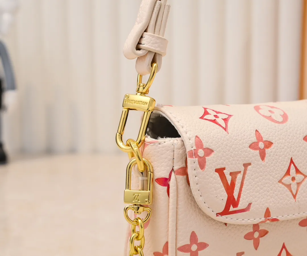 Batch 💰240 upgraded original M81911 full leather gradient oil silk screen chain bag series Wallet on Chain Ivy handbag is made of grained cow leather, with small and dazzling studs to construct the Monogram pattern, easy to attend day and night occasions. The chain strap and adjustable shoulder strap are both detachable, allowing you to switch between cross-body and long or short shoulder wear. Card compartments and zip pockets ensure neat and organized storage. Dimensions: 23.5 x 12.0 x 4.3 cm