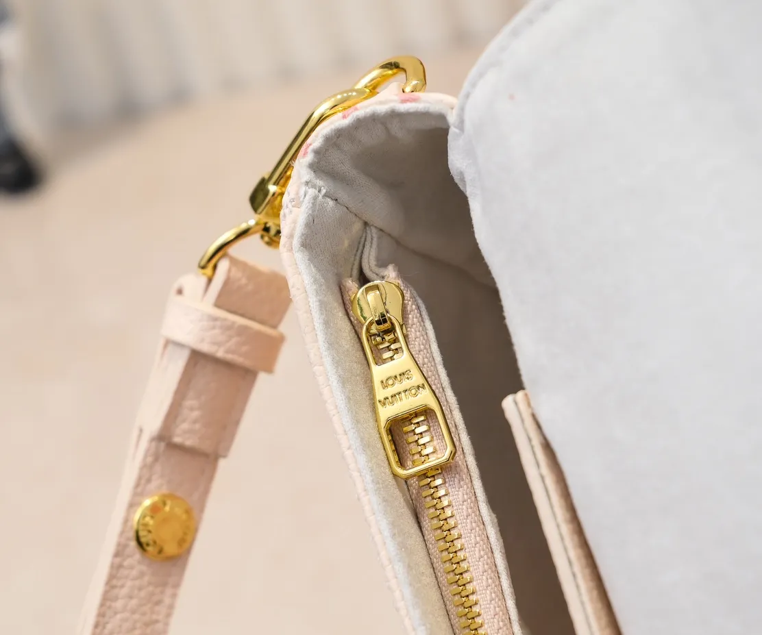 Batch 💰240 upgraded original M81911 full leather gradient oil silk screen chain bag series Wallet on Chain Ivy handbag is made of grained cow leather, with small and dazzling studs to construct the Monogram pattern, easy to attend day and night occasions. The chain strap and adjustable shoulder strap are both detachable, allowing you to switch between cross-body and long or short shoulder wear. Card compartments and zip pockets ensure neat and organized storage. Dimensions: 23.5 x 12.0 x 4.3 cm