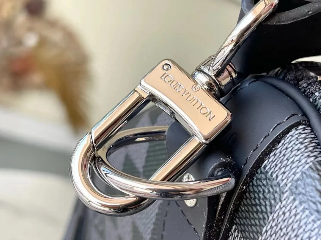 💰1000 (50 size) top original order M41416 black grid with spacious capacity and flexible use. Durable, safe and reliable. Fashionable style, mature and stable. Features a secure double zipper and padlock, making it perfect for business or pleasure. Dimensions: 50 × 29 × 22 cm.