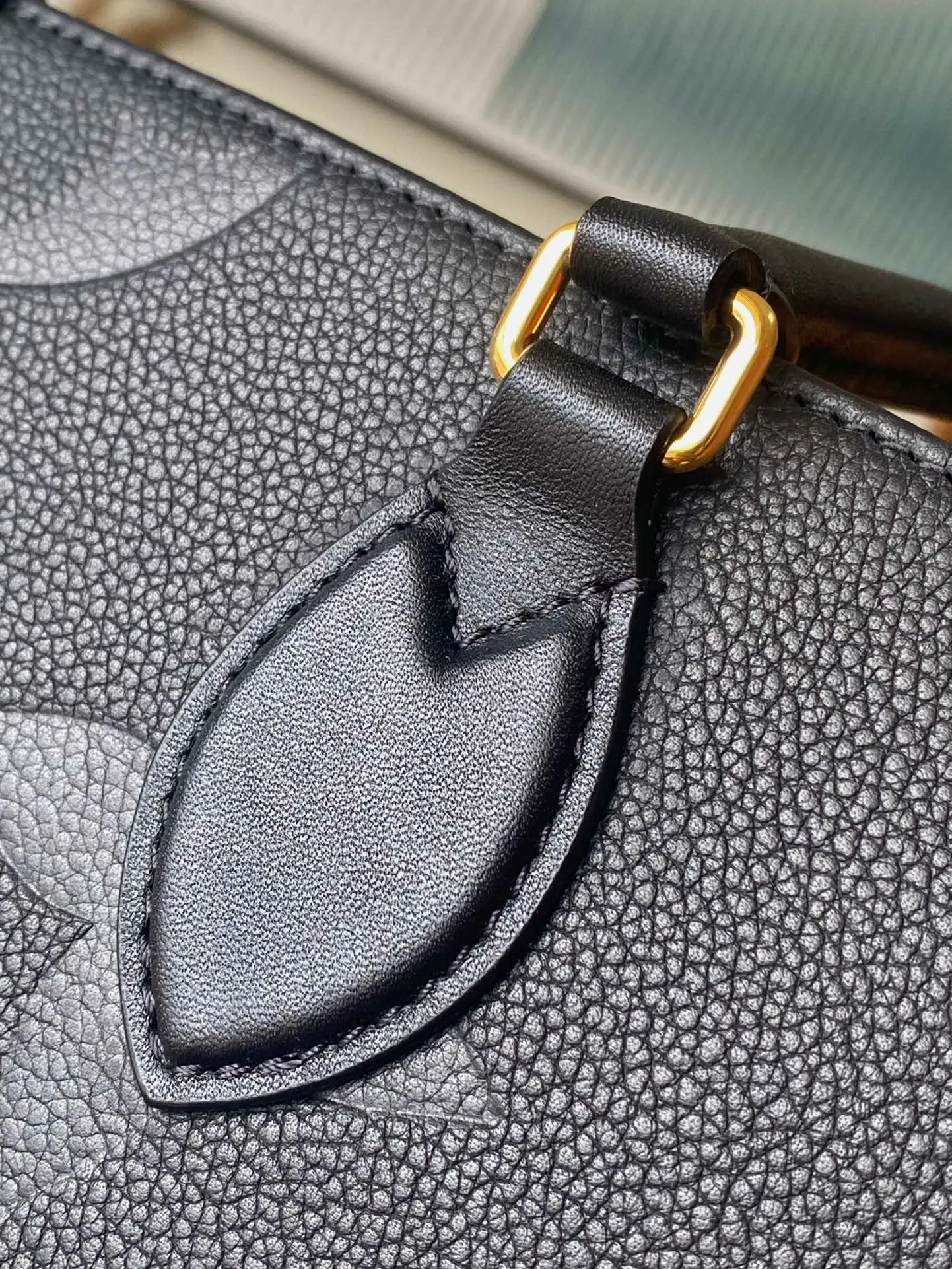 💰1120 (top layer leather) top original order M45595. Support counter inspection. Photos taken of duty-free goods are consistent with the product without unpacking. This product is an exclusive duty-free product in the market and is the highest-end product. Inspection is supported. This product has passed strict inspection and is flawless. Please wear gloves when touching the product. This product is not returnable or exchangeable. Please confirm the product first and then remove the label on the handle. This product is temporarily not open to the public, only regular customers, and is in short supply. Dimensions: 35 x 27 x 14 cm