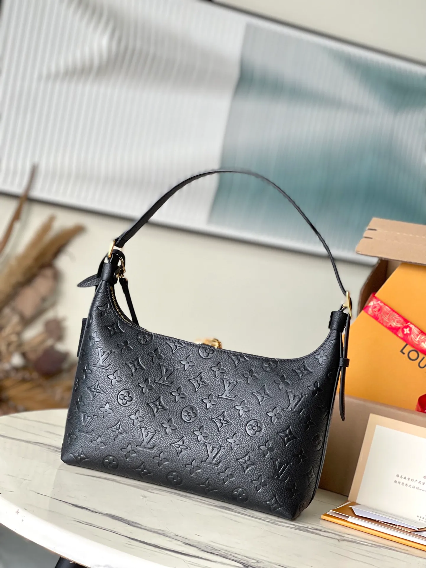 💰1180 (top layer leather) top original order M46610 black. Support counter inspection. Photos taken of duty-free goods are consistent with the product without unpacking. This product is an exclusive duty-free product in the market and is the highest-end product. Inspection is supported. This product has passed strict inspection and is flawless. Please wear gloves when touching the product. This product is not returnable or exchangeable. Please confirm the product first and then remove the label on the handle. This product is temporarily not open to the public, only regular customers, and is in short supply. Dimensions: 27 x 22 x 10.5 cm