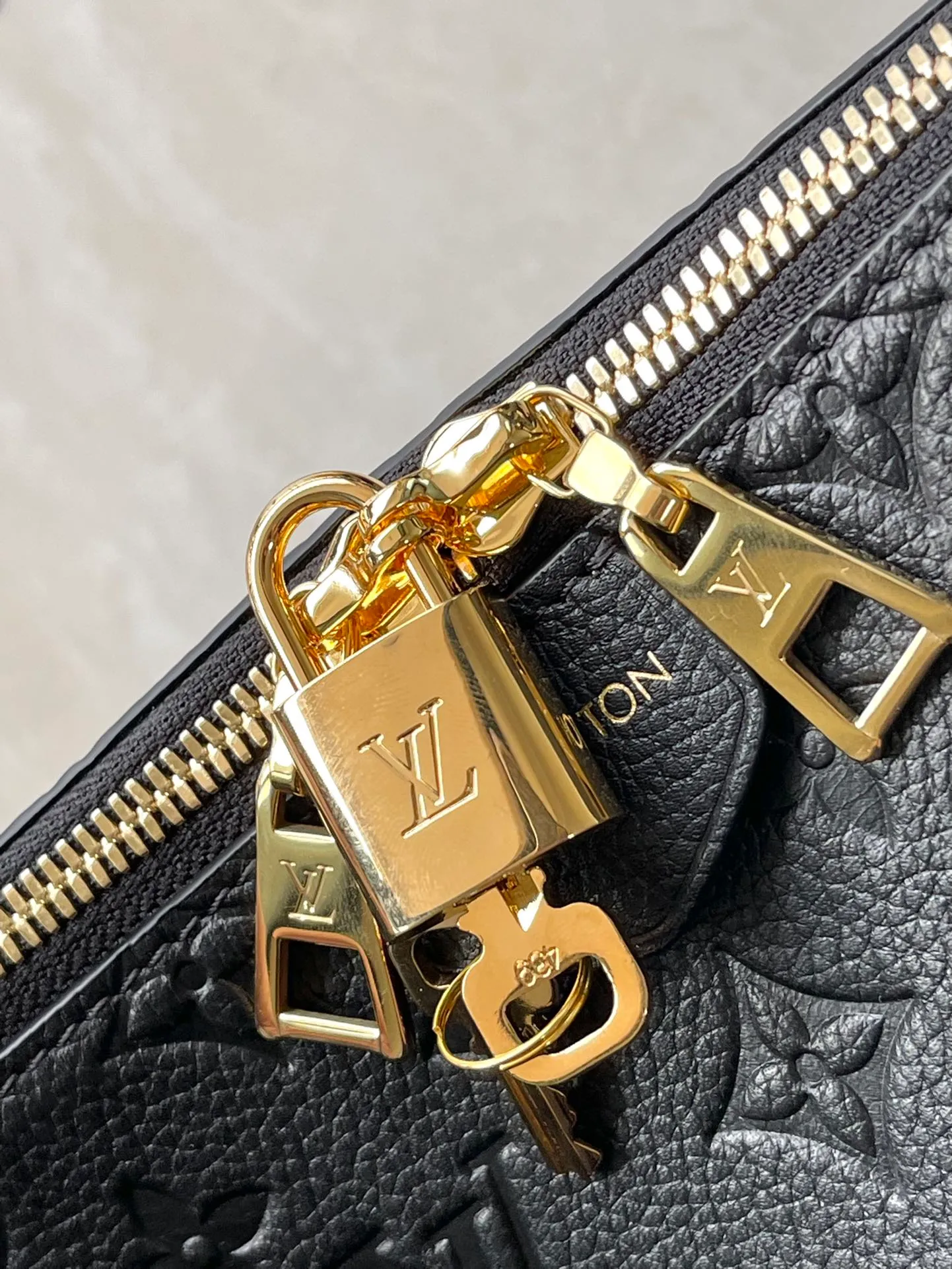💰1180 (top layer leather) top original order M46610 black. Support counter inspection. Photos taken of duty-free goods are consistent with the product without unpacking. This product is an exclusive duty-free product in the market and is the highest-end product. Inspection is supported. This product has passed strict inspection and is flawless. Please wear gloves when touching the product. This product is not returnable or exchangeable. Please confirm the product first and then remove the label on the handle. This product is temporarily not open to the public, only regular customers, and is in short supply. Dimensions: 27 x 22 x 10.5 cm