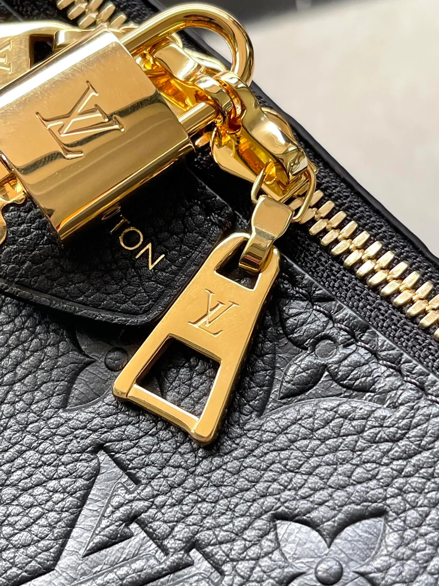 💰1180 (top layer leather) top original order M46610 black. Support counter inspection. Photos taken of duty-free goods are consistent with the product without unpacking. This product is an exclusive duty-free product in the market and is the highest-end product. Inspection is supported. This product has passed strict inspection and is flawless. Please wear gloves when touching the product. This product is not returnable or exchangeable. Please confirm the product first and then remove the label on the handle. This product is temporarily not open to the public, only regular customers, and is in short supply. Dimensions: 27 x 22 x 10.5 cm