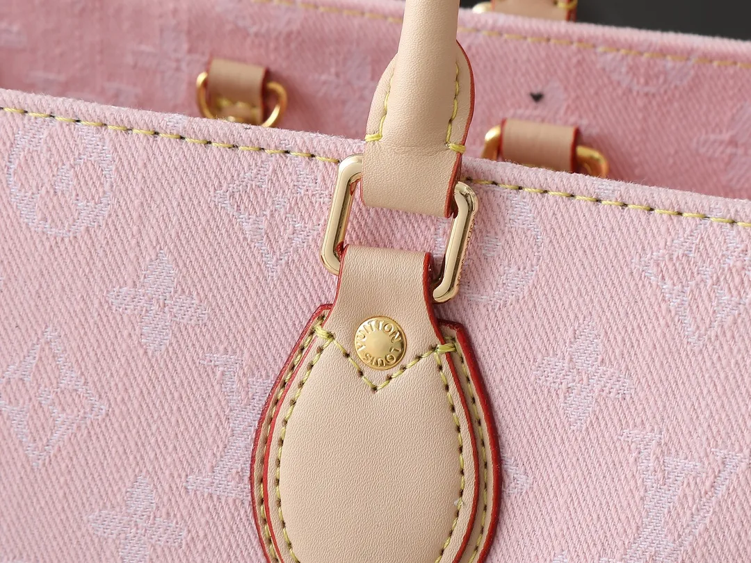 💰320💰Upgraded original M13189 M46871 Denim square bag series Onthego medium handbag (denim denim) This Onthego medium handbag is made of sand-washed Monogram jacquard denim with a new look, with leather trim and contrasting stitching. The ample capacity meets business or leisure needs, and the exquisite handle and long shoulder strap unlock multiple carrying methods. Dimensions 35.0 x 27.0 x 14.0 cm