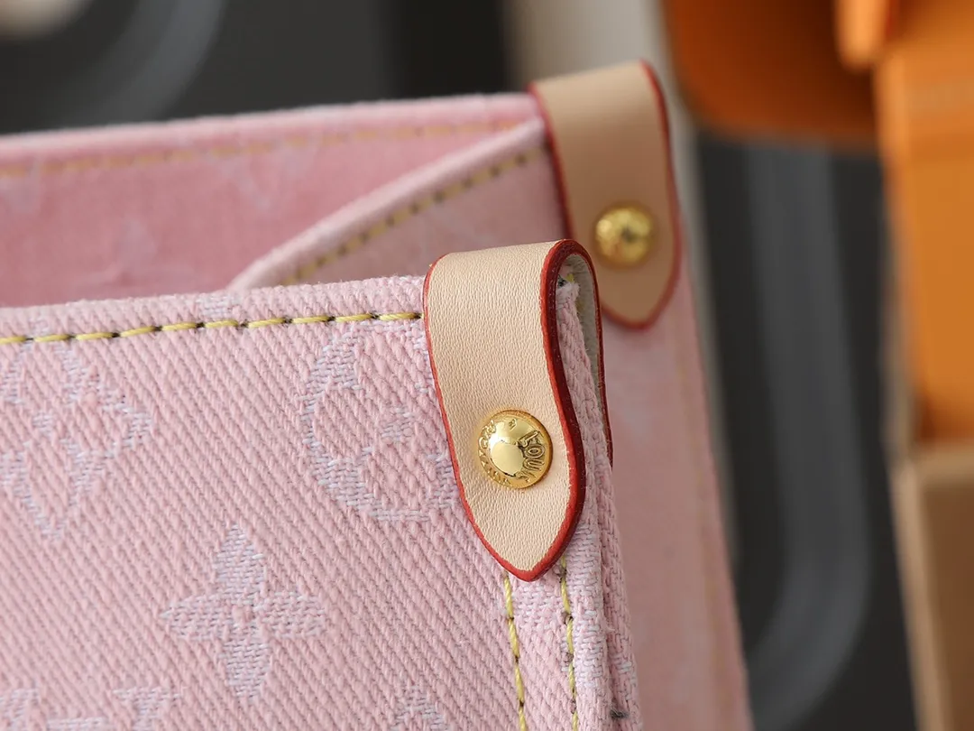 💰320💰Upgraded original M13189 M46871 Denim square bag series Onthego medium handbag (denim denim) This Onthego medium handbag is made of sand-washed Monogram jacquard denim with a new look, with leather trim and contrasting stitching. The ample capacity meets business or leisure needs, and the exquisite handle and long shoulder strap unlock multiple carrying methods. Dimensions 35.0 x 27.0 x 14.0 cm