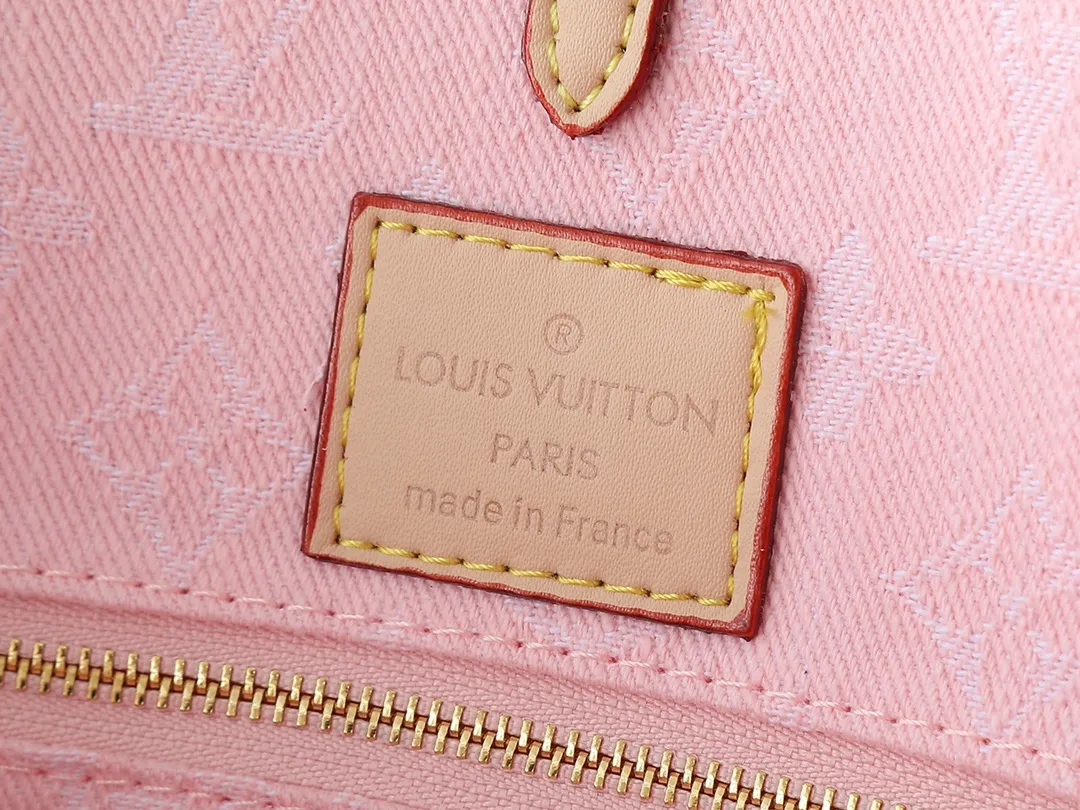 💰320💰Upgraded original M13189 M46871 Denim square bag series Onthego medium handbag (denim denim) This Onthego medium handbag is made of sand-washed Monogram jacquard denim with a new look, with leather trim and contrasting stitching. The ample capacity meets business or leisure needs, and the exquisite handle and long shoulder strap unlock multiple carrying methods. Dimensions 35.0 x 27.0 x 14.0 cm