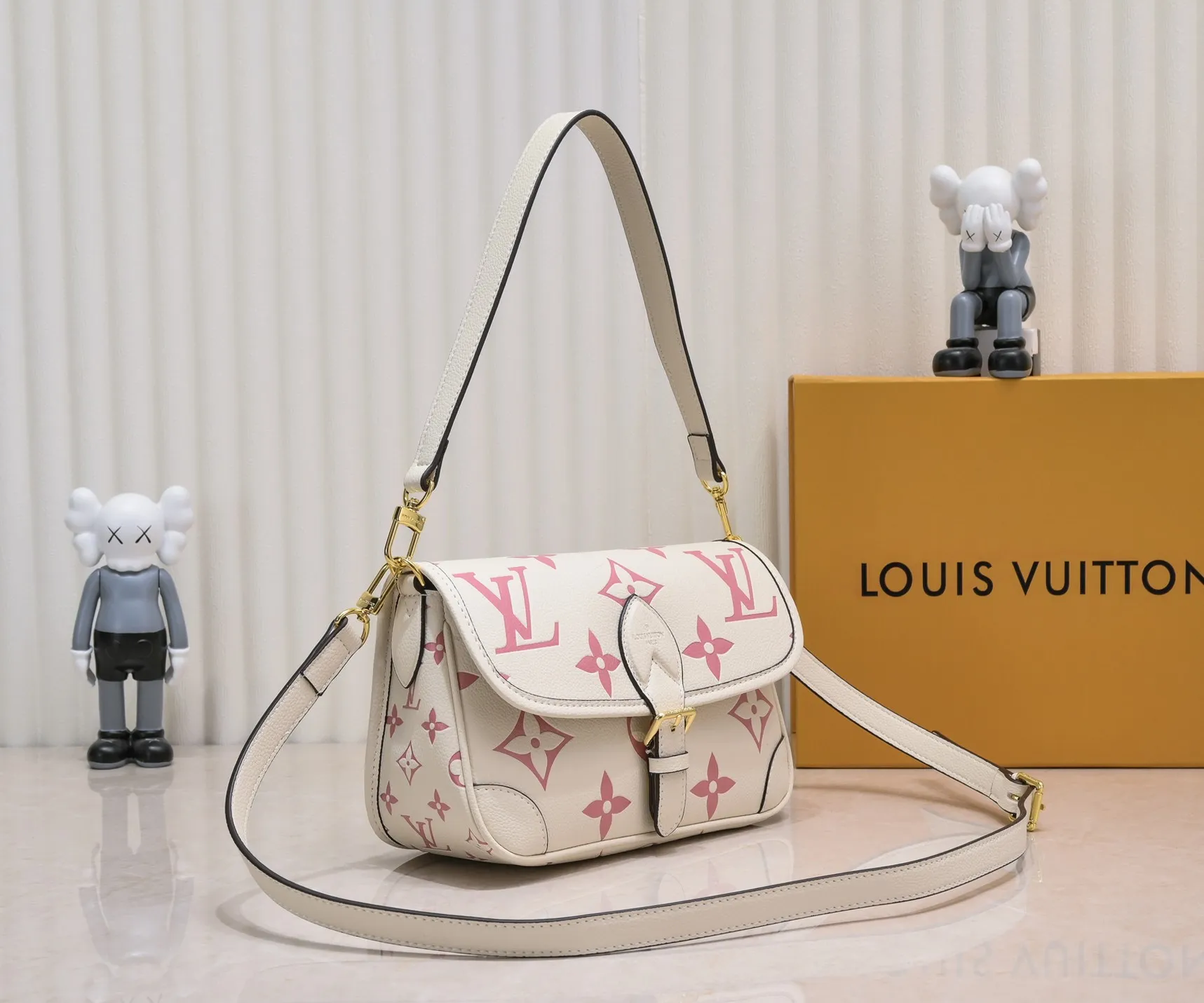 ¥340💰 Exclusive real shot-upgraded version ‼ ️M46386 black M46388 white M45985 full leather baguette series new Diane handbag Diane satchel is made of Monogram Empreinte, made of the brand's iconic embossed leather. This versatile bag comes with a removable leather shoulder strap that can be worn over the shoulder or by hand, as well as a roomy removable jacquard crossbody bag with 'Louis Vuitton' printed strap. This versatile bag can be styled in chic or sporty fashion to match the overall style or mood. Dimensions: 25.0×9.0×15.0 cm.