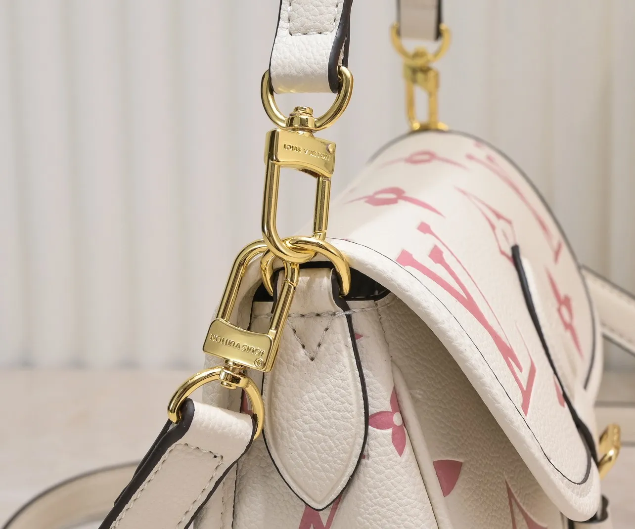 ¥340💰 Exclusive real shot-upgraded version ‼ ️M46386 black M46388 white M45985 full leather baguette series new Diane handbag Diane satchel is made of Monogram Empreinte, made of the brand's iconic embossed leather. This versatile bag comes with a removable leather shoulder strap that can be worn over the shoulder or by hand, as well as a roomy removable jacquard crossbody bag with 'Louis Vuitton' printed strap. This versatile bag can be styled in chic or sporty fashion to match the overall style or mood. Dimensions: 25.0×9.0×15.0 cm.