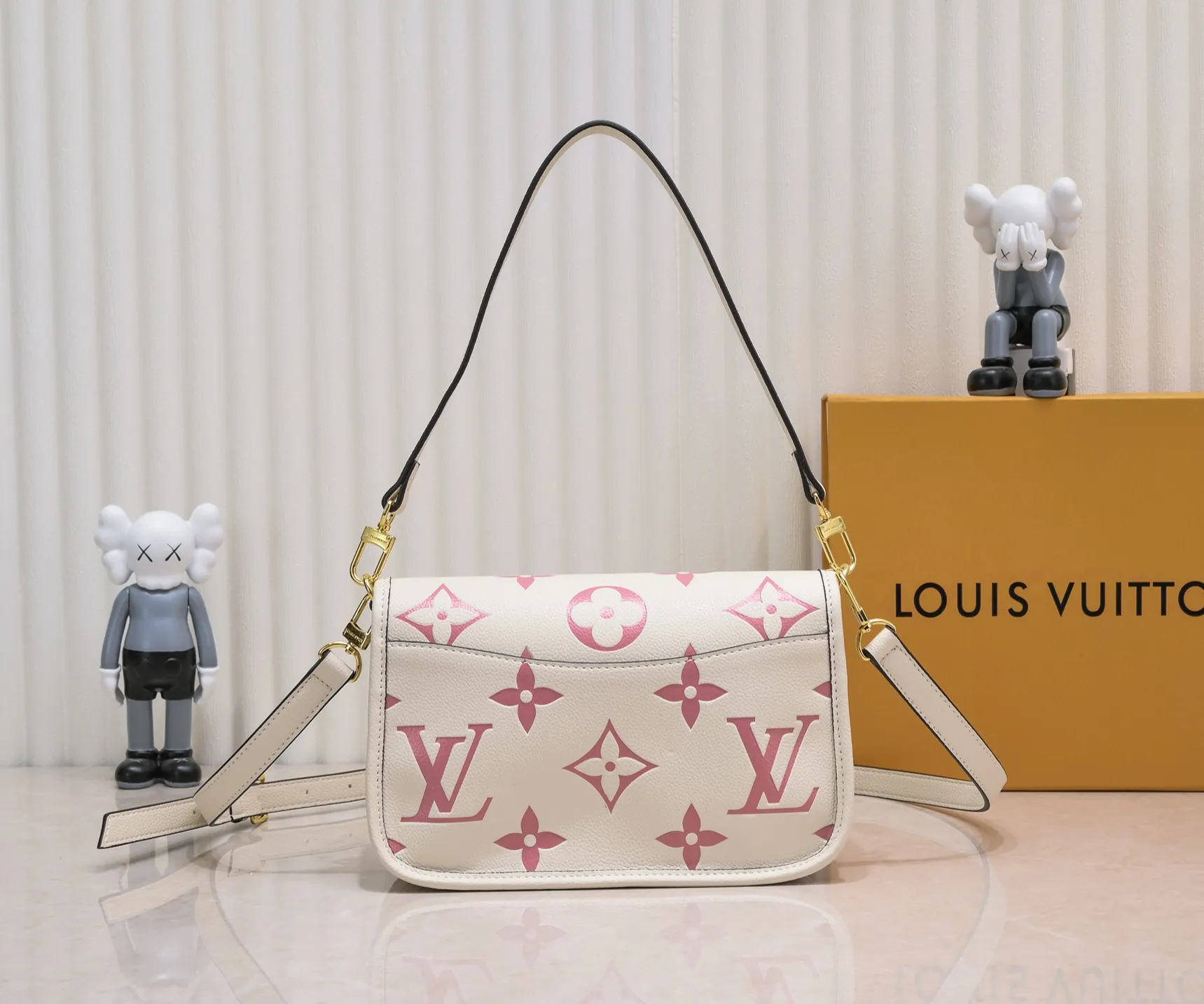 ¥340💰 Exclusive real shot-upgraded version ‼ ️M46386 black M46388 white M45985 full leather baguette series new Diane handbag Diane satchel is made of Monogram Empreinte, made of the brand's iconic embossed leather. This versatile bag comes with a removable leather shoulder strap that can be worn over the shoulder or by hand, as well as a roomy removable jacquard crossbody bag with 'Louis Vuitton' printed strap. This versatile bag can be styled in chic or sporty fashion to match the overall style or mood. Dimensions: 25.0×9.0×15.0 cm.