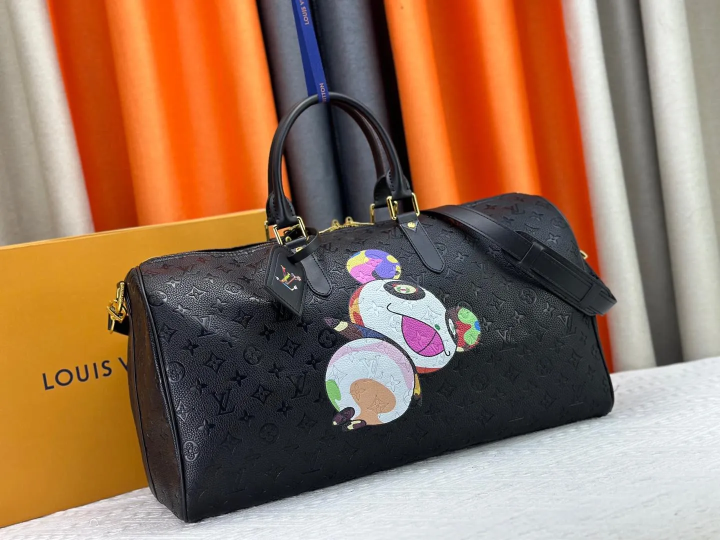 P340 Upgraded version M41416 M13761 Louis Vuitton x Murakami 2025 Campaign Louis Vuitton and Takashi Murakami have launched a new joint series. Brand spokesperson Zendaya appears in the advertisement. Takashi Murakami’s most representative Kaikai Kiki Flower is integrated and embellished in every detail. This year’s first hot product may be here. Dimensions 50x29x23 cm