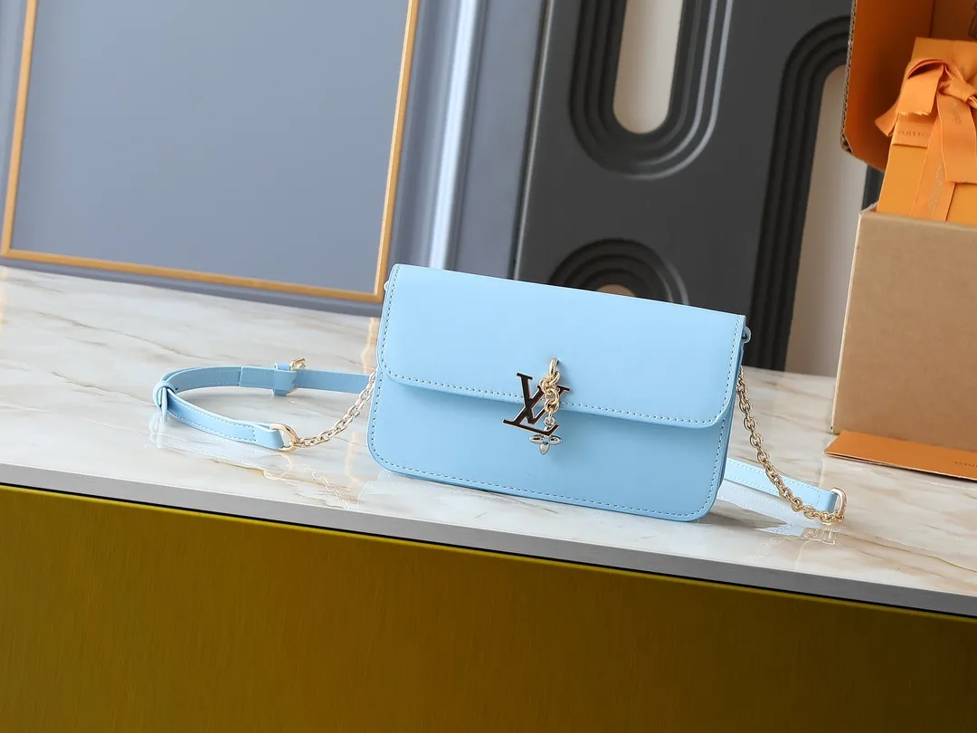 💰240💰Upgraded from the original M14564 M14547 M14581 M14548 This Wallet On Chain handbag is from the Louis Vuitton LV Bloom series. It is cut from cow leather in a fashionable and practical configuration. It's decorated with embellishments inspired by the brand's iconic Monogram pattern. There's plenty of space to store a smartphone, and contrasting metal hardware adds an elegant touch. Dimensions: 20.0 x 11.5 x 4.0 cm (length x height x width)