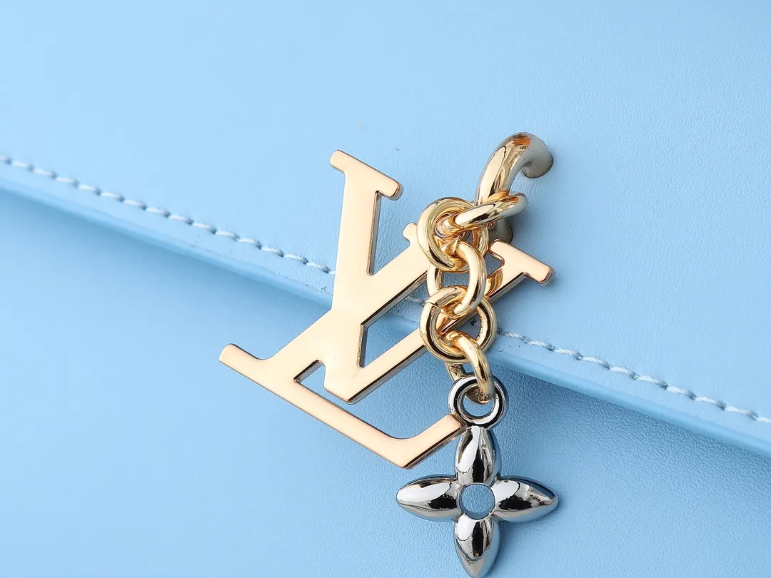 💰240💰Upgraded from the original M14564 M14547 M14581 M14548 This Wallet On Chain handbag is from the Louis Vuitton LV Bloom series. It is cut from cow leather in a fashionable and practical configuration. It's decorated with embellishments inspired by the brand's iconic Monogram pattern. There's plenty of space to store a smartphone, and contrasting metal hardware adds an elegant touch. Dimensions: 20.0 x 11.5 x 4.0 cm (length x height x width)