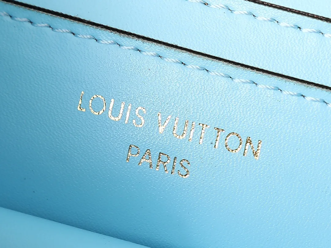 💰240💰Upgraded from the original M14564 M14547 M14581 M14548 This Wallet On Chain handbag is from the Louis Vuitton LV Bloom series. It is cut from cow leather in a fashionable and practical configuration. It's decorated with embellishments inspired by the brand's iconic Monogram pattern. There's plenty of space to store a smartphone, and contrasting metal hardware adds an elegant touch. Dimensions: 20.0 x 11.5 x 4.0 cm (length x height x width)