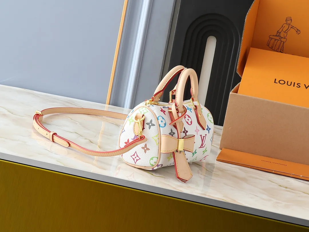 💰200💰Upgraded original version M13391 M13406 M81085 lv Murakami Takashi co-branded NANOSPEEDY handbag This Nano Speedy handbag combines Monogram canvas and cow leather trim printing, with 33 colorful colors to interpret white tricolor and black tricolor. It has been launched in twelve sections and is very popular around the world and is loved by celebrities and celebrities. 16x10x7.5cm