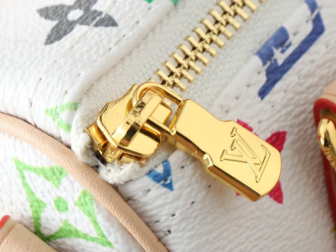 💰200💰Upgraded original version M13391 M13406 M81085 lv Murakami Takashi co-branded NANOSPEEDY handbag This Nano Speedy handbag combines Monogram canvas and cow leather trim printing, with 33 colorful colors to interpret white tricolor and black tricolor. It has been launched in twelve sections and is very popular around the world and is loved by celebrities and celebrities. 16x10x7.5cm