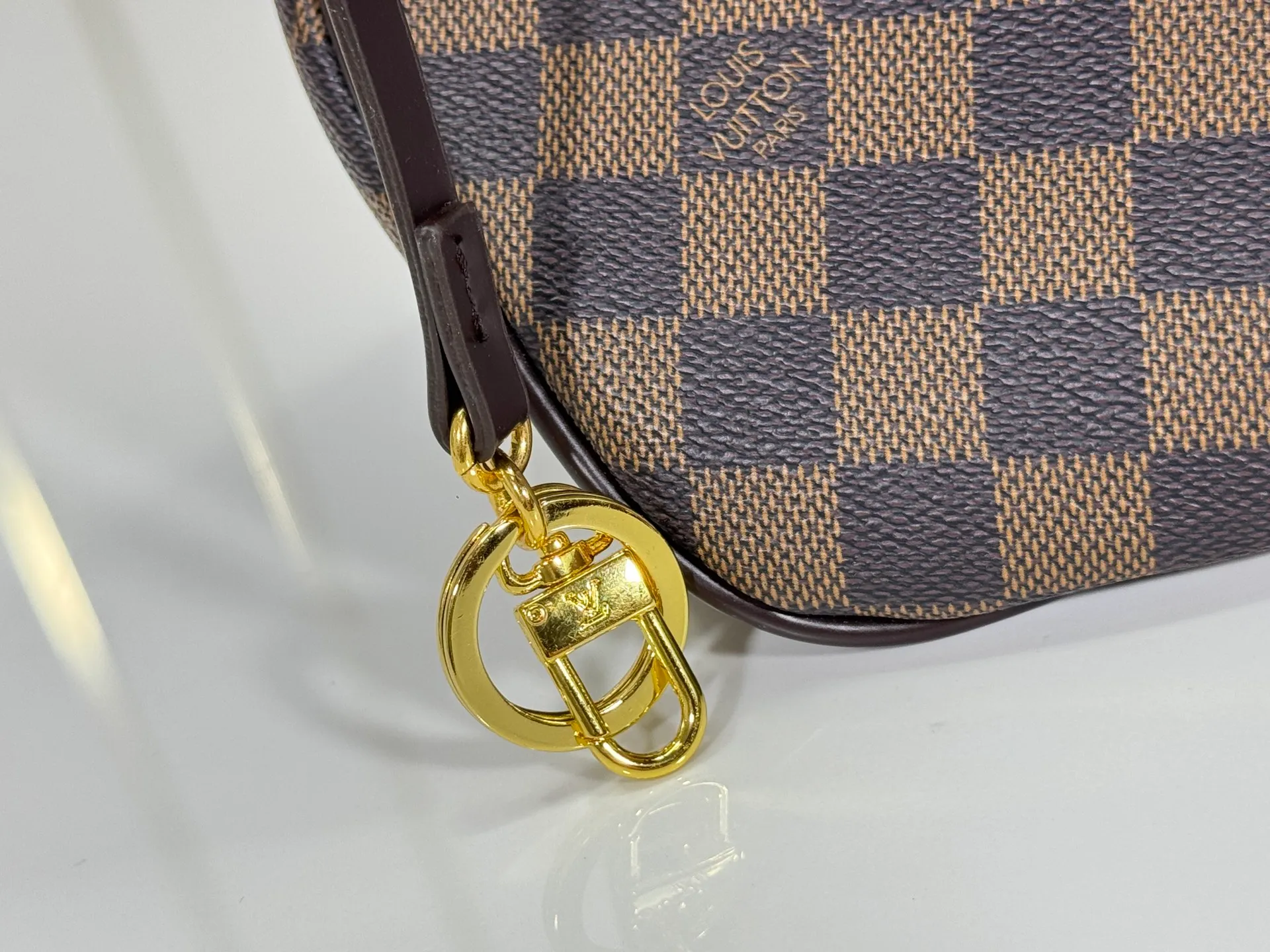 P240 upgraded original M50156 Delightful second-hand version shopping bag! When you spend your workday in the city and your weekend at the beach, you don’t need to change your bag, because this fashionable, summery damier azur canvas calvi bag can be used for both work and beach vacations. This roomy tote features a large opening for easy access, convenient compartments and pockets to keep everything organized, and a vibrant garnet fabric lining adds a splash of color for a sunny summer mood. size: 41.0×33.0×15.0 cm.