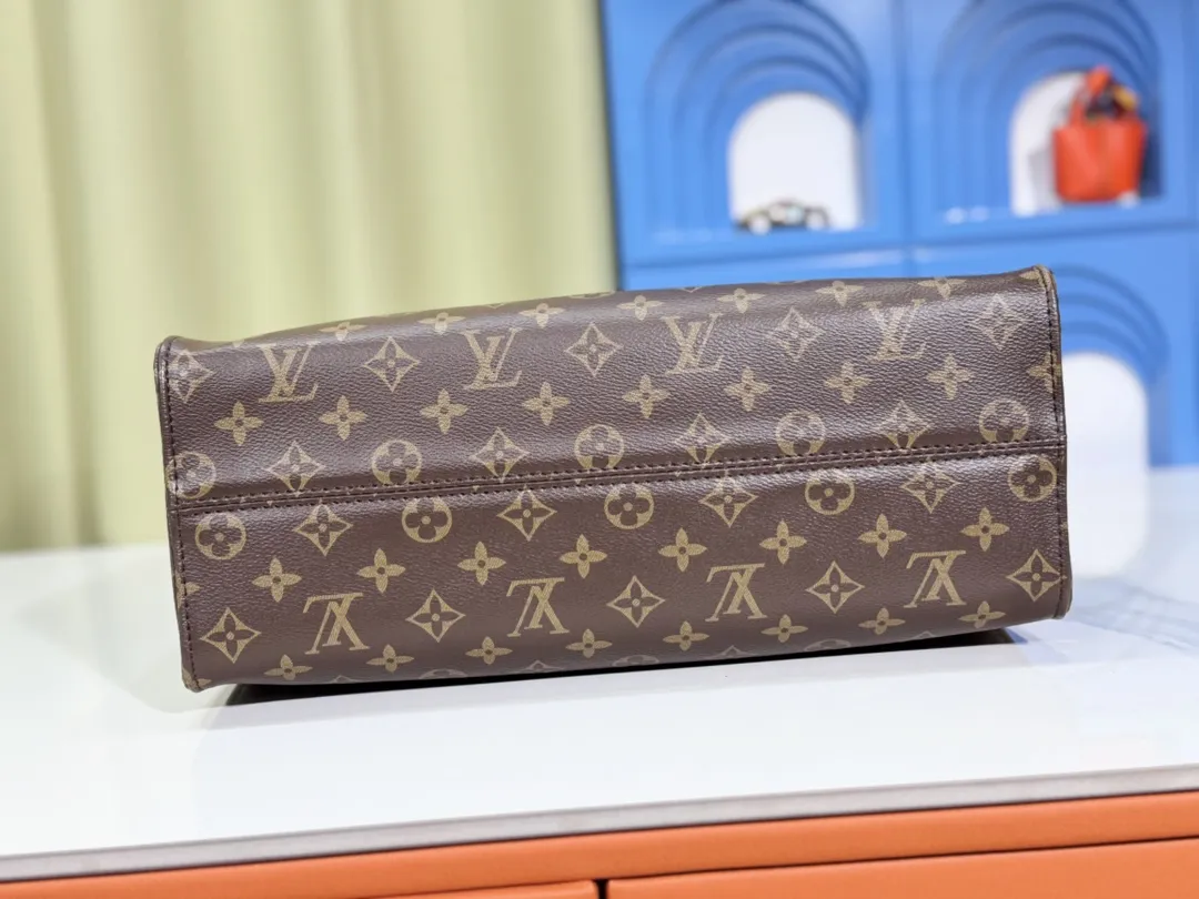P280💰Upgraded original version 🔥New style🔥M45039 M45321 M44571 This Onthego medium handbag is decorated with classic Monogram canvas and Monogram Reverse canvas on both sides, presenting different styles at will. Toron's dual handles and shoulder strap allow for a variety of carrying options. Dimensions: 34.0 x 26.0 x 13.0 cm (length x height x width)