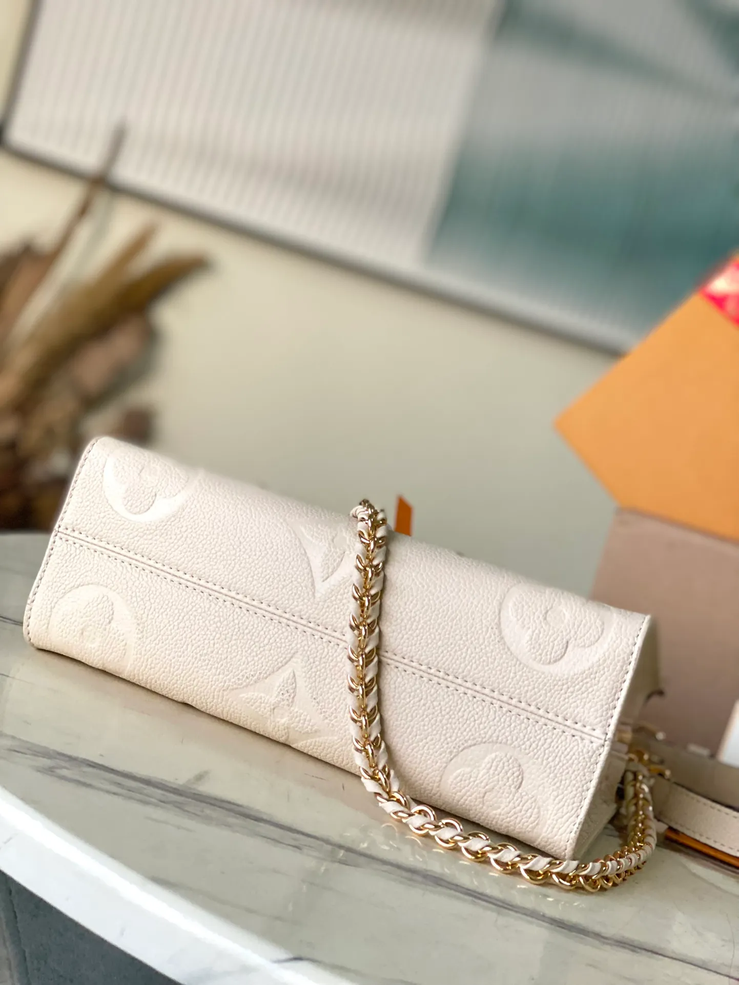 💰1060 (top layer leather) top original order M23698, support counter inspection, duty-free goods photos taken are consistent with the product without unpacking. This product is an exclusive duty-free product in the market and is the highest-end product. Inspection is supported. This product has passed strict inspection and is flawless. Please wear gloves when touching the product. This product is not returnable or exchangeable. Please confirm the product first and then remove the label on the handle. This product is temporarily not open to the public, only regular customers, and is in short supply. Dimensions: 25 x 13 x 10.5 cm