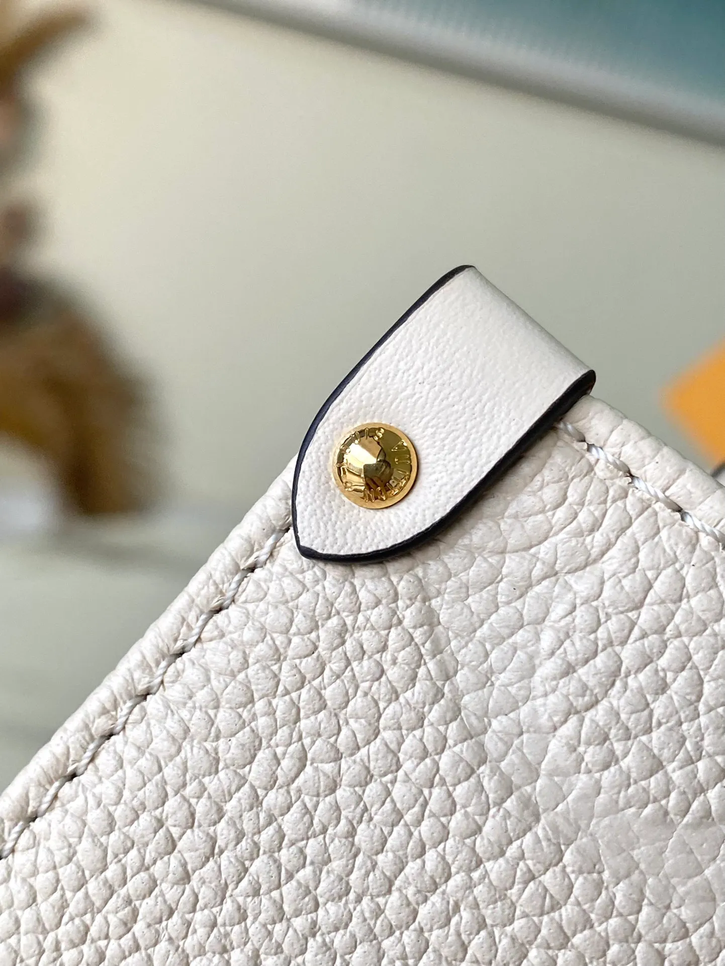 💰1060 (top layer leather) top original order M23698, support counter inspection, duty-free goods photos taken are consistent with the product without unpacking. This product is an exclusive duty-free product in the market and is the highest-end product. Inspection is supported. This product has passed strict inspection and is flawless. Please wear gloves when touching the product. This product is not returnable or exchangeable. Please confirm the product first and then remove the label on the handle. This product is temporarily not open to the public, only regular customers, and is in short supply. Dimensions: 25 x 13 x 10.5 cm