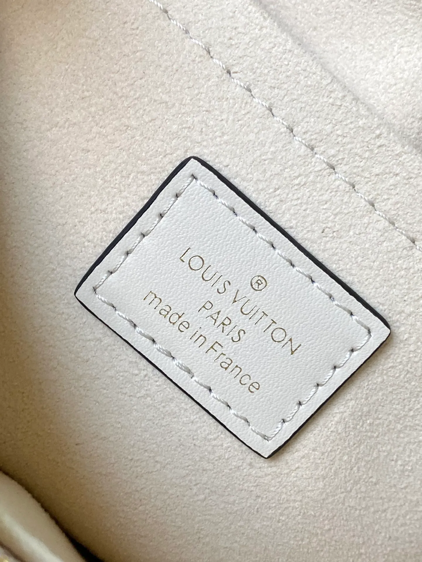 💰1060 (top layer leather) top original order M23698, support counter inspection, duty-free goods photos taken are consistent with the product without unpacking. This product is an exclusive duty-free product in the market and is the highest-end product. Inspection is supported. This product has passed strict inspection and is flawless. Please wear gloves when touching the product. This product is not returnable or exchangeable. Please confirm the product first and then remove the label on the handle. This product is temporarily not open to the public, only regular customers, and is in short supply. Dimensions: 25 x 13 x 10.5 cm