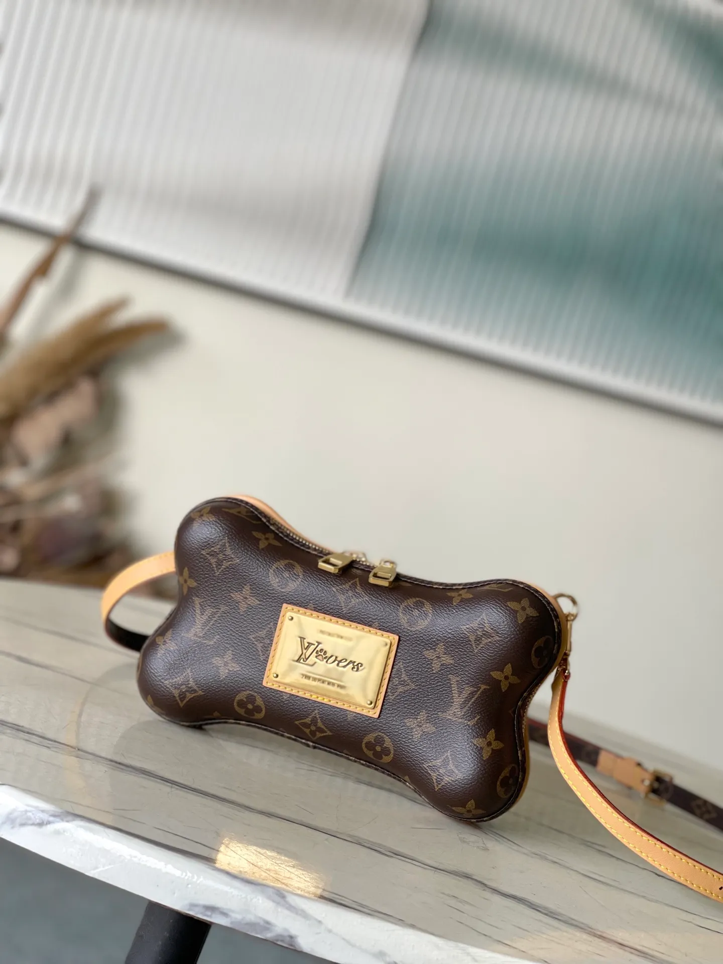 💰1420 (Steel Hardware) Top Original M12615 Bone mini handbag is made of Monogram coated canvas. The LVLovers logo designed by Pharrell Wiliams for the last season series is reflected on the inner nameplate, and the cute palm print is used to inject natural interest. The detachable and adjustable shoulder strap is embellished with Monogram pattern on one side and fine leather on the other side. Dimensions: 24 × 14 × 6 cm