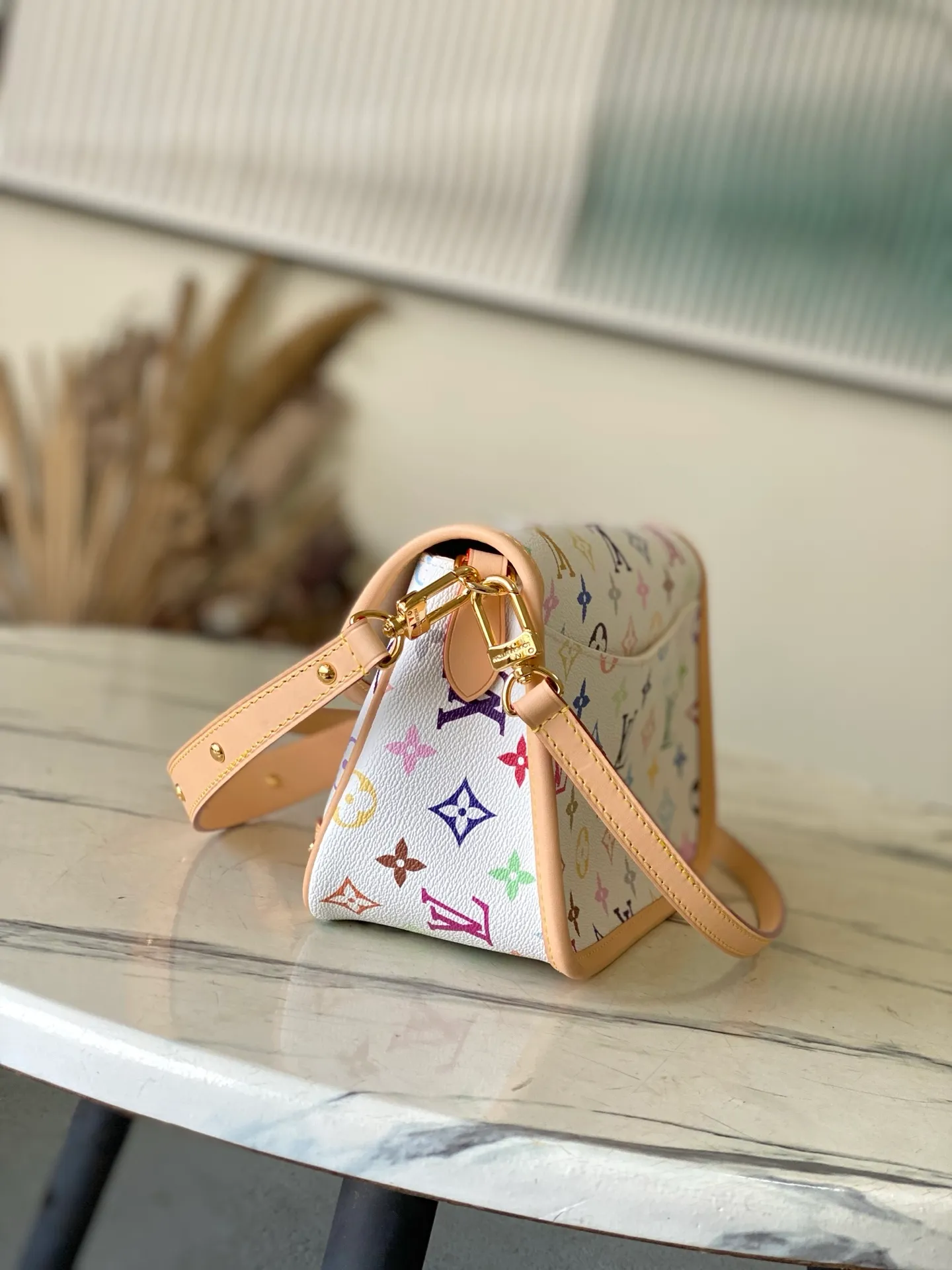 💰1040 Top Original Order M27866 The Louis Vuitton Monogram pattern celebrates its 130th anniversary in 2026. For this reason, the Diane small handbag renews the classic canvas with colorful colors, with smooth cowhide leather trim and a detachable shoulder strap. Studs complement other metal pieces, and an inner label celebrates the identity of the collection. Dimensions: 24 × 15 × 9 cm