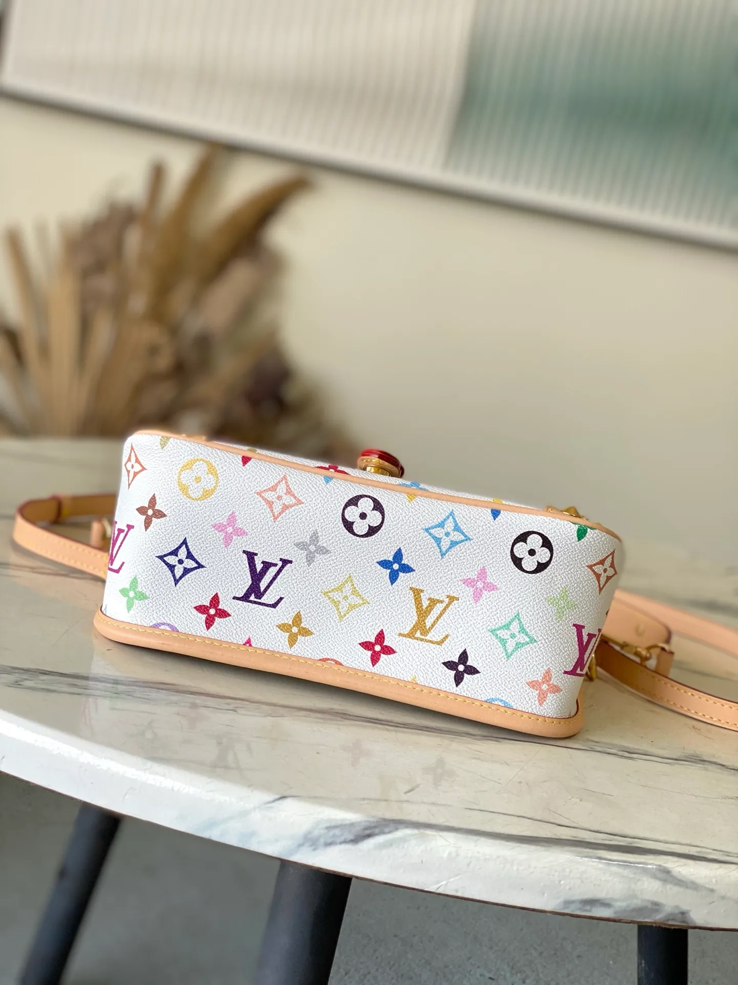 💰1040 Top Original Order M27866 The Louis Vuitton Monogram pattern celebrates its 130th anniversary in 2026. For this reason, the Diane small handbag renews the classic canvas with colorful colors, with smooth cowhide leather trim and a detachable shoulder strap. Studs complement other metal pieces, and an inner label celebrates the identity of the collection. Dimensions: 24 × 15 × 9 cm