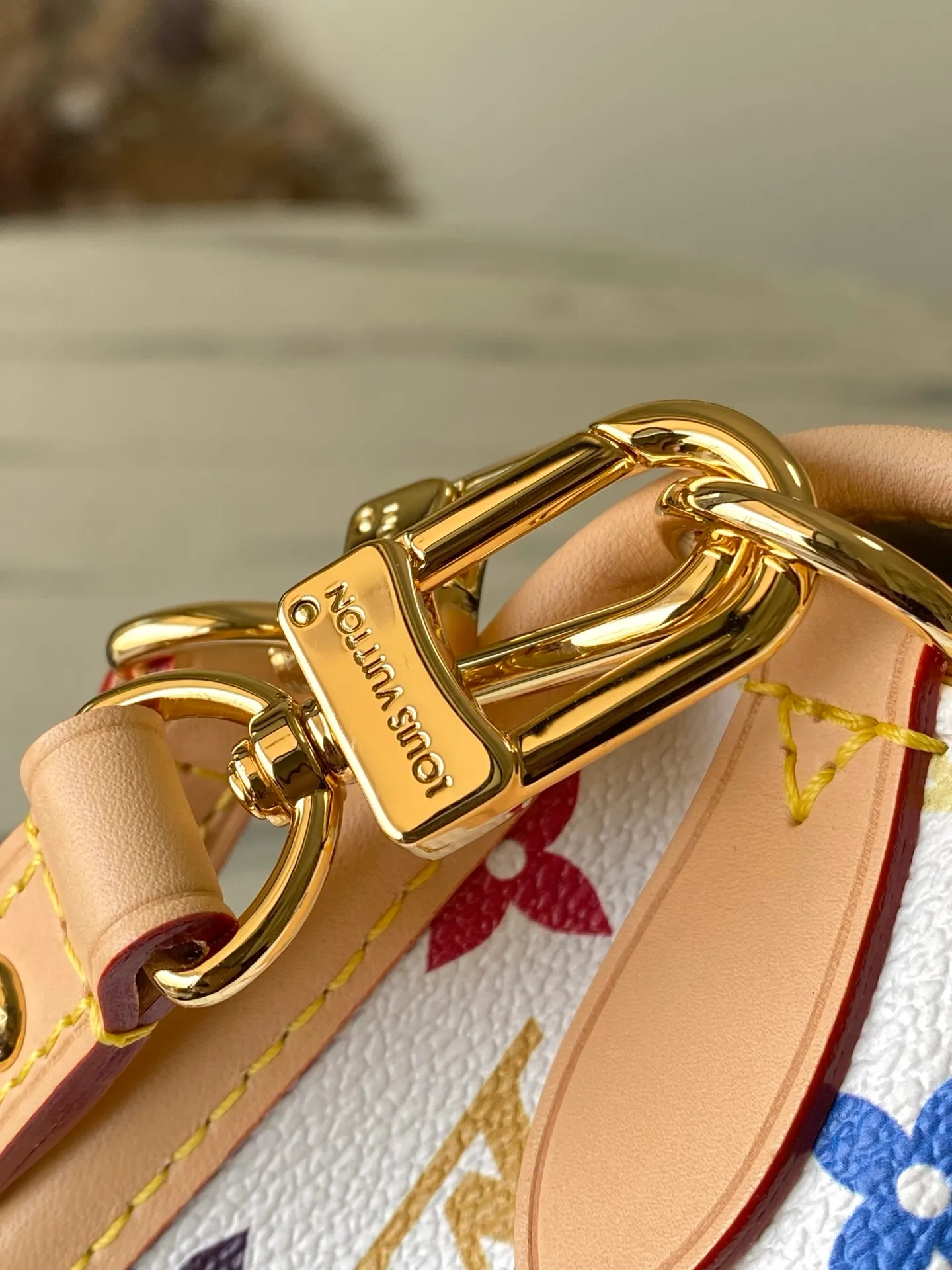 💰1040 Top Original Order M27866 The Louis Vuitton Monogram pattern celebrates its 130th anniversary in 2026. For this reason, the Diane small handbag renews the classic canvas with colorful colors, with smooth cowhide leather trim and a detachable shoulder strap. Studs complement other metal pieces, and an inner label celebrates the identity of the collection. Dimensions: 24 × 15 × 9 cm