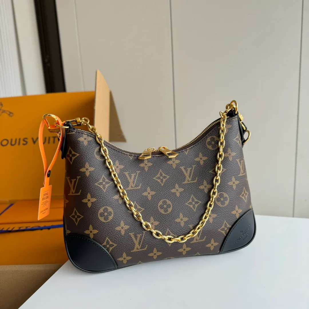 p1660 [Equipped with a full set of MB tax-free packaging] Upgraded diamond-shaped variable code chip 𝐁𝐎𝐔𝐋𝐎𝐆𝐍𝐄The king of hot items #M45831 Special grade all-steel physical shooting Size: 29*16*9.5cm A good-looking and packed croissant 🥐 perfectly integrates retro and fashion, not only reaches a new height in appearance, The storage capacity is also very user-friendly. The bag body is not big, so it can meet the daily needs of large storage space. The detachable and adjustable shoulder strap design allows more choices for daily concave shapes. The matching of the chain adds an elegant element to the entire bag. The design of the chain turns the entire bag into an armpit bag in seconds. I think it is a top-notch product 𝐲𝐲𝐝𝐬!
