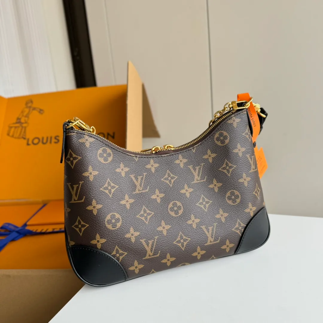 p1660 [Equipped with a full set of MB tax-free packaging] Upgraded diamond-shaped variable code chip 𝐁𝐎𝐔𝐋𝐎𝐆𝐍𝐄The king of hot items #M45831 Special grade all-steel physical shooting Size: 29*16*9.5cm A good-looking and packed croissant 🥐 perfectly integrates retro and fashion, not only reaches a new height in appearance, The storage capacity is also very user-friendly. The bag body is not big, so it can meet the daily needs of large storage space. The detachable and adjustable shoulder strap design allows more choices for daily concave shapes. The matching of the chain adds an elegant element to the entire bag. The design of the chain turns the entire bag into an armpit bag in seconds. I think it is a top-notch product 𝐲𝐲𝐝𝐬!