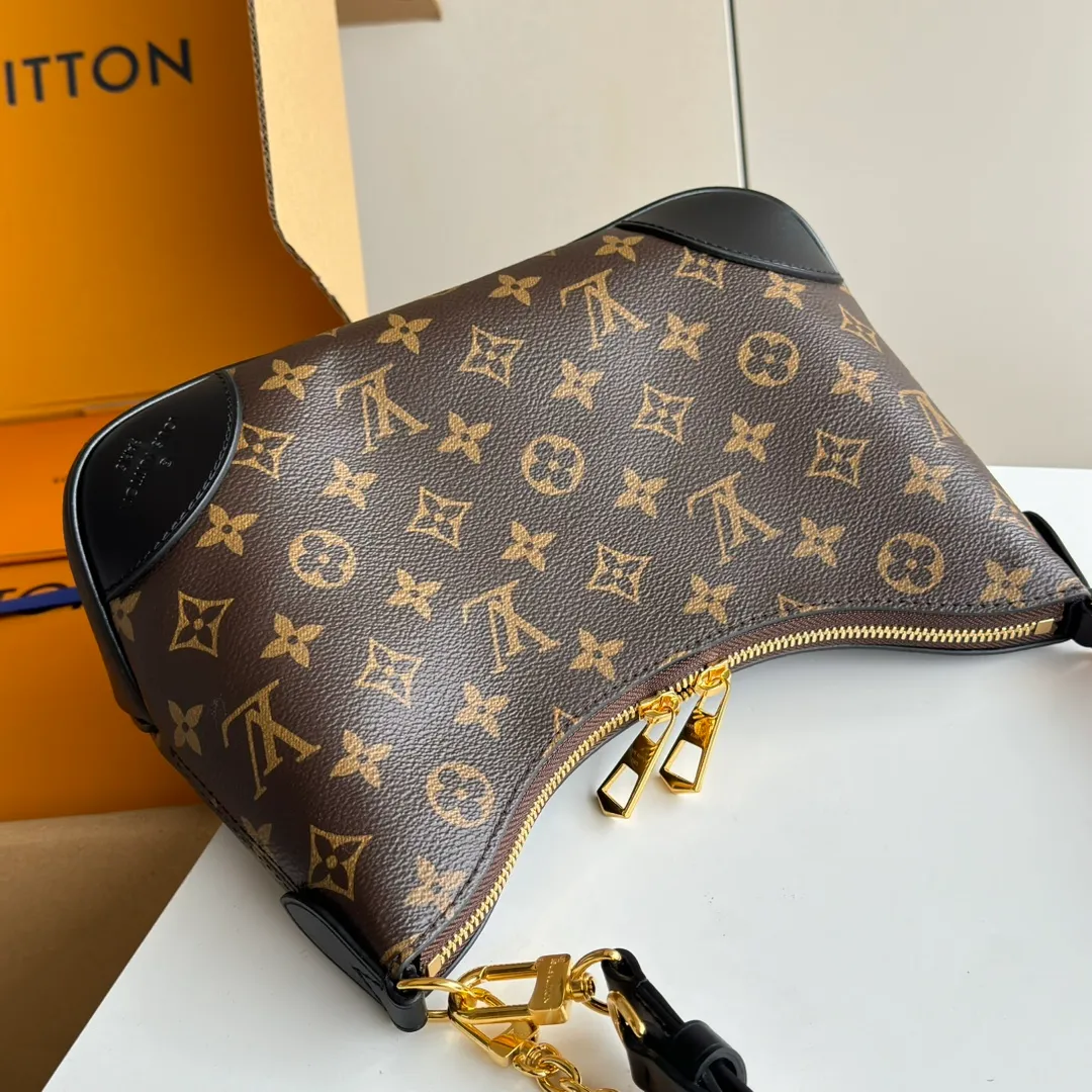 p1660 [Equipped with a full set of MB tax-free packaging] Upgraded diamond-shaped variable code chip 𝐁𝐎𝐔𝐋𝐎𝐆𝐍𝐄The king of hot items #M45831 Special grade all-steel physical shooting Size: 29*16*9.5cm A good-looking and packed croissant 🥐 perfectly integrates retro and fashion, not only reaches a new height in appearance, The storage capacity is also very user-friendly. The bag body is not big, so it can meet the daily needs of large storage space. The detachable and adjustable shoulder strap design allows more choices for daily concave shapes. The matching of the chain adds an elegant element to the entire bag. The design of the chain turns the entire bag into an armpit bag in seconds. I think it is a top-notch product 𝐲𝐲𝐝𝐬!