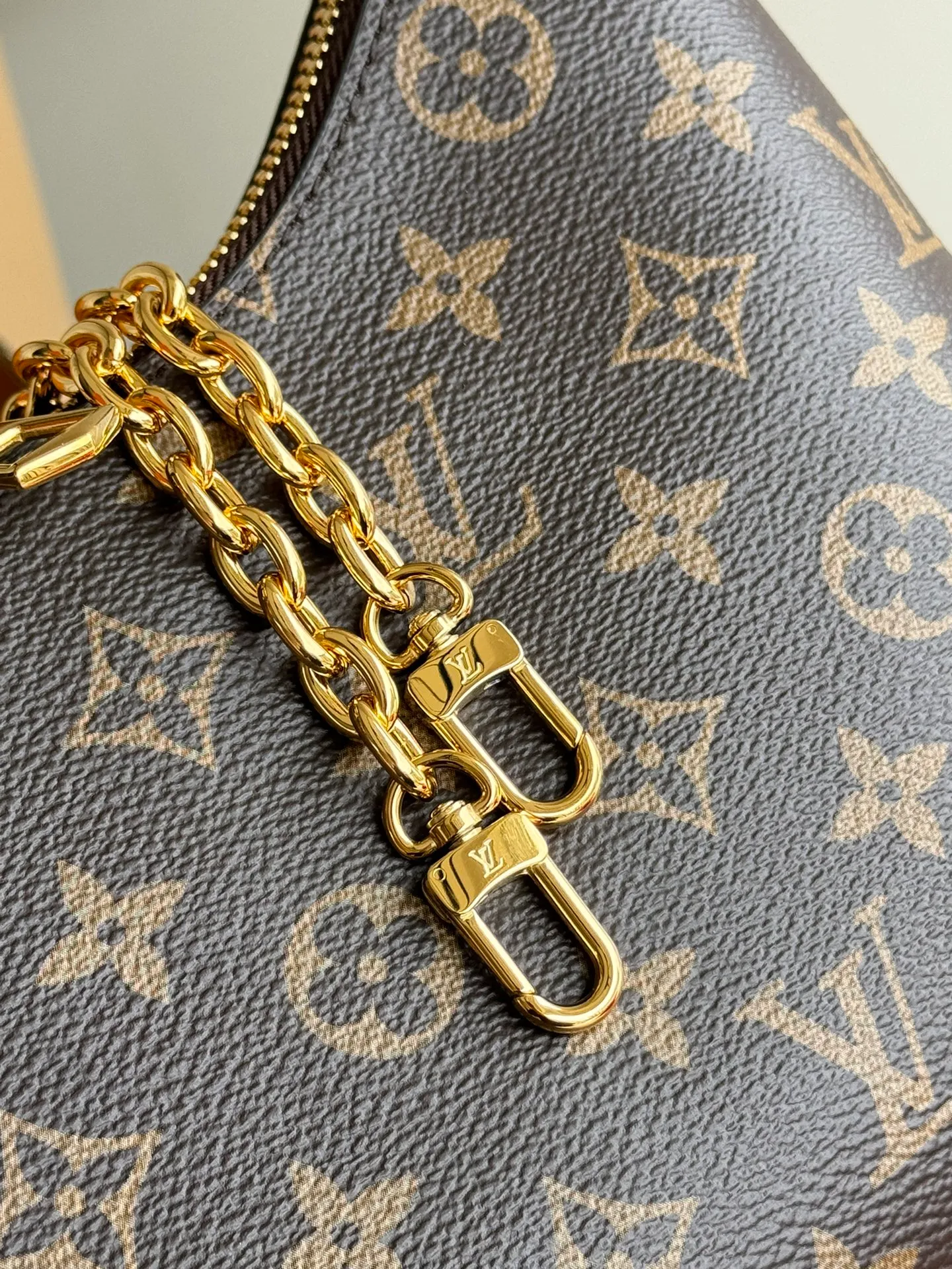 p1660 [Equipped with a full set of MB tax-free packaging] Upgraded diamond-shaped variable code chip 𝐁𝐎𝐔𝐋𝐎𝐆𝐍𝐄The king of hot items #M45831 Special grade all-steel physical shooting Size: 29*16*9.5cm A good-looking and packed croissant 🥐 perfectly integrates retro and fashion, not only reaches a new height in appearance, The storage capacity is also very user-friendly. The bag body is not big, so it can meet the daily needs of large storage space. The detachable and adjustable shoulder strap design allows more choices for daily concave shapes. The matching of the chain adds an elegant element to the entire bag. The design of the chain turns the entire bag into an armpit bag in seconds. I think it is a top-notch product 𝐲𝐲𝐝𝐬!