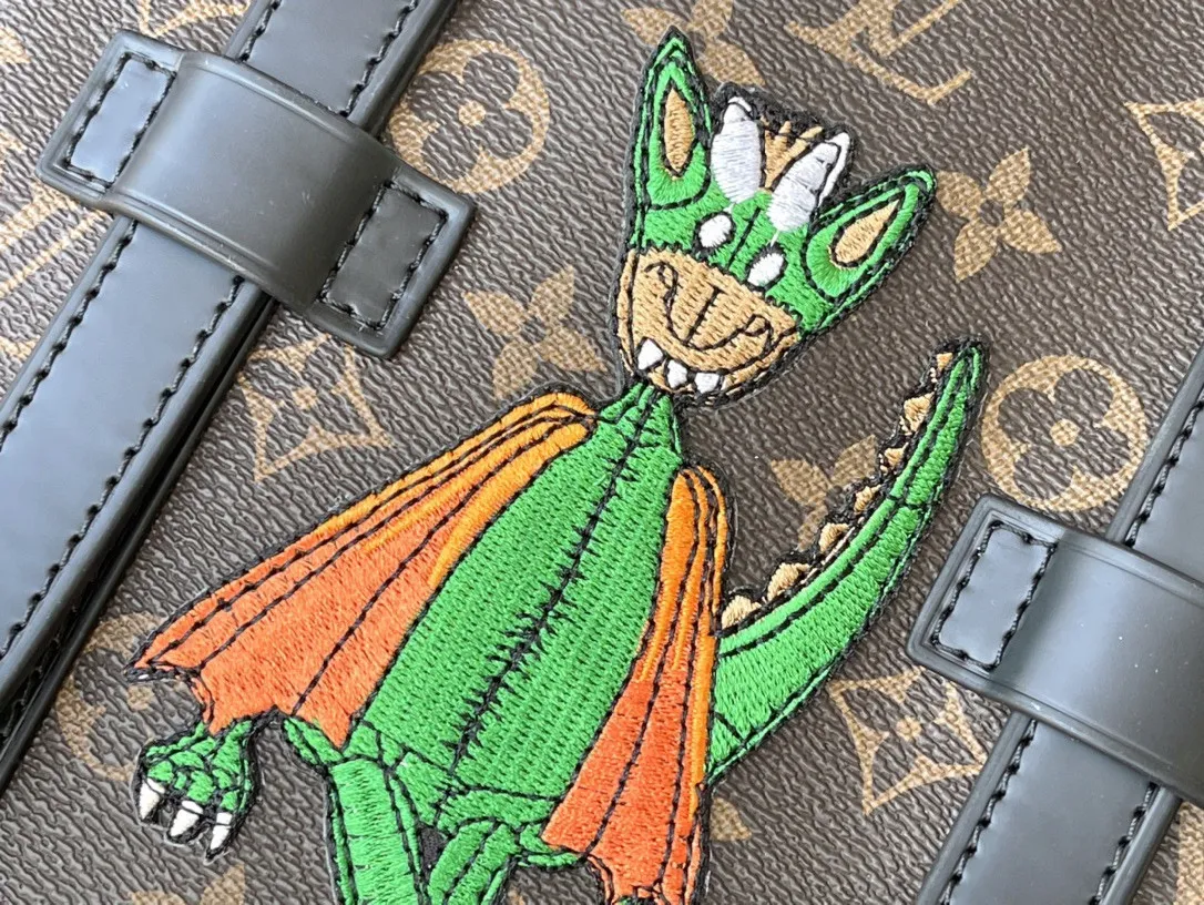 💰1000 Top Original M45617 2021 Spring/Summer Christopher Backpack is made of Monogram canvas, with embroidered patches depicting the image of Virgil Abloh's little friend in the "Zoooom with Friends" animated film. Inner and outer pockets make it easy to store tablets and more. Dimensions: 41 x 47 x 13 cm