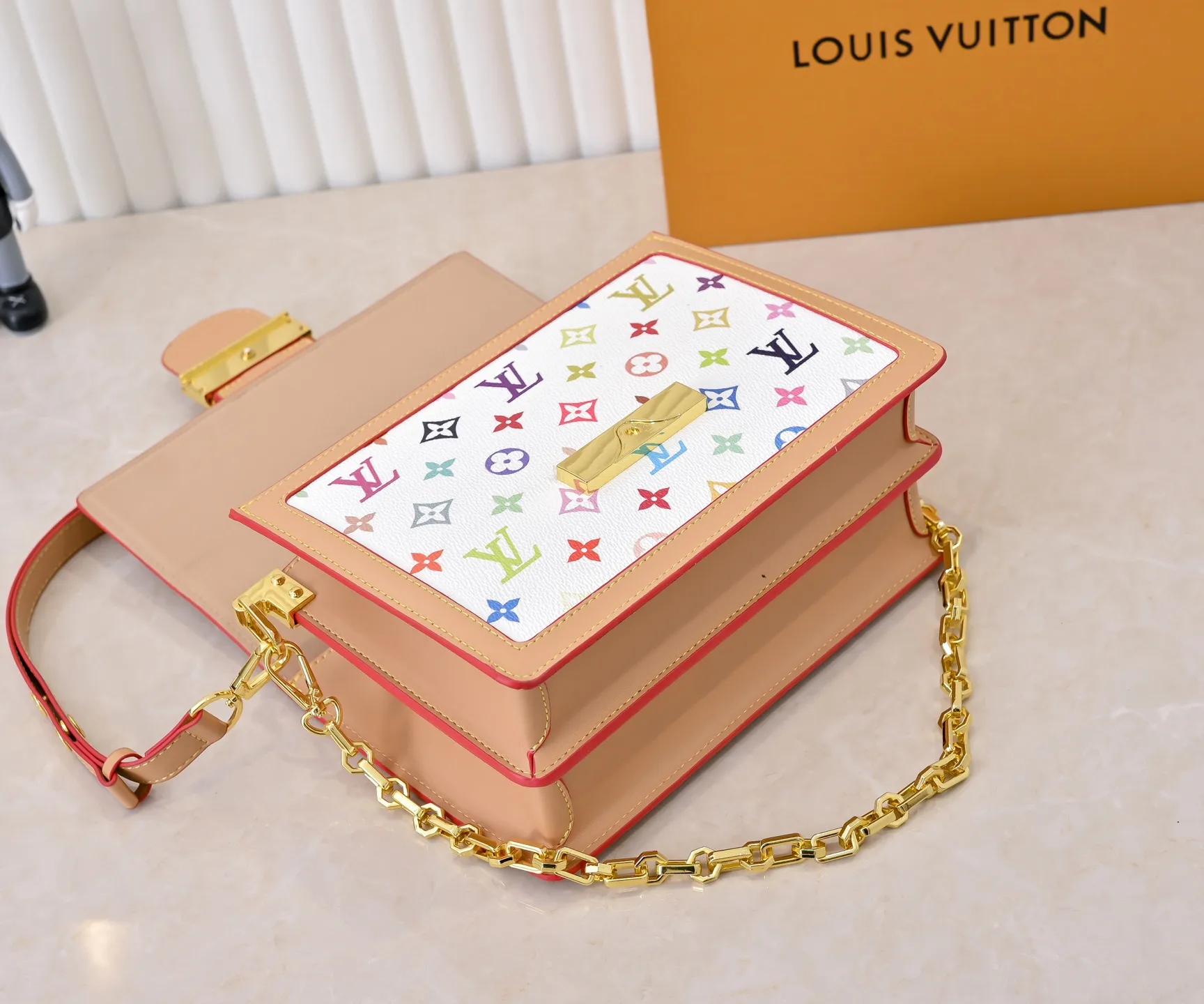 Batch 400💰Murakami Takahiro three-color Daphne upgraded version💥Louis Vuitton 22025 early spring messenger bag M43599/44391/44580 color matching latest version shipped Métis The compact shape of the handbag exudes an elegant atmosphere. Presbyopia and cowhide, made of soft Monogram canvas, compact in size and equipped with multiple practical pockets and compartments. Large size:25x19x9cm