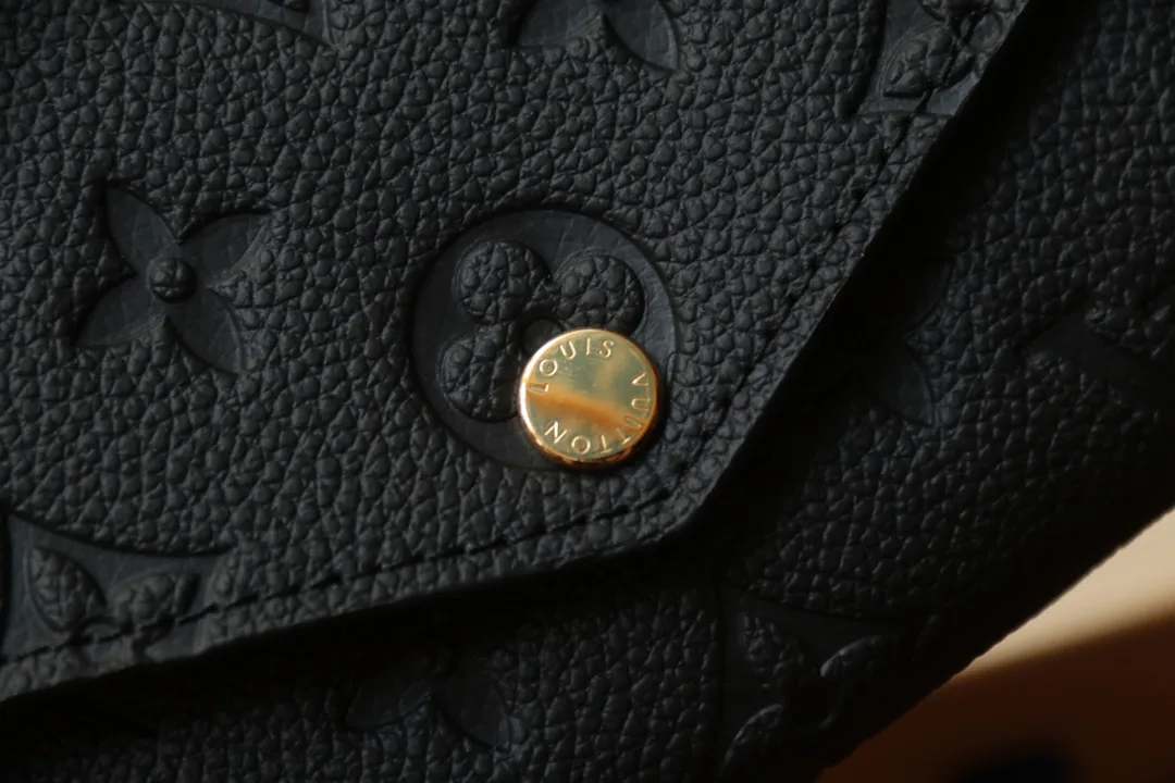 M82257 embossed P540 The embossed processing of Louis Vuitton's iconic Monogram pattern is very beautiful, and the "Portefeuille Sara" using Monogram Unplant leather is used. Opening the envelope-shaped flip cover reveals functional interior features such as multiple card slots and a zippered coin pocket. Size: 19 10.5 2