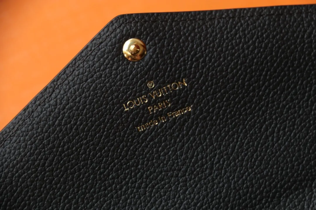 M82257 embossed P540 The embossed processing of Louis Vuitton's iconic Monogram pattern is very beautiful, and the "Portefeuille Sara" using Monogram Unplant leather is used. Opening the envelope-shaped flip cover reveals functional interior features such as multiple card slots and a zippered coin pocket. Size: 19 10.5 2