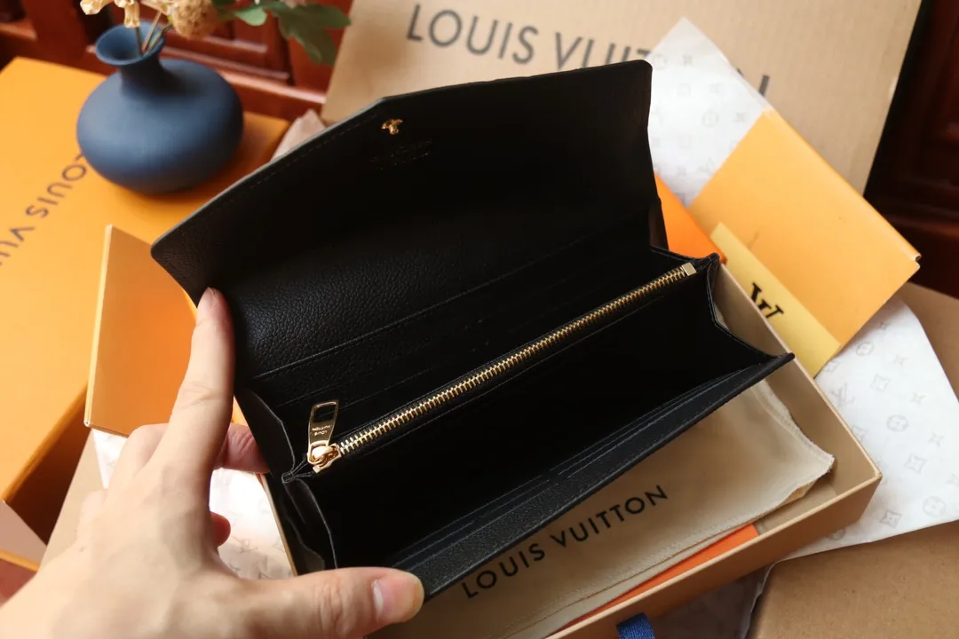 M82257 embossed P540 The embossed processing of Louis Vuitton's iconic Monogram pattern is very beautiful, and the "Portefeuille Sara" using Monogram Unplant leather is used. Opening the envelope-shaped flip cover reveals functional interior features such as multiple card slots and a zippered coin pocket. Size: 19 10.5 2