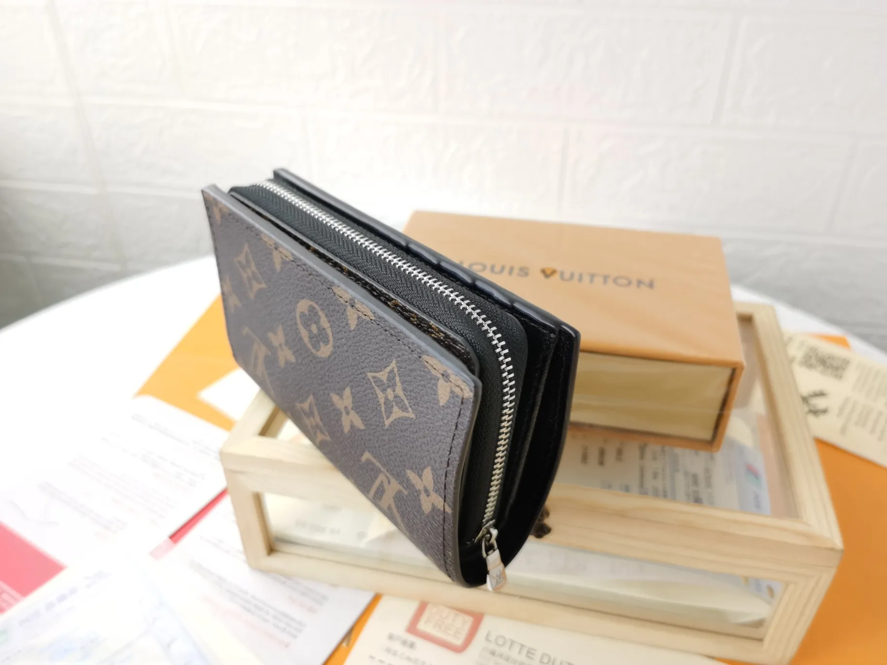 P140💰Top original version💎【Real shot with home background】M86366 is a checkered wallet that combines various styles and is made of canvas. It can carry credit cards, banknotes and money with you. The eye-catching buckle is engraved with the Louis Vuitton signature, and the gorgeous gold-toned brass rivets add sophistication. Size: 13✖9cm