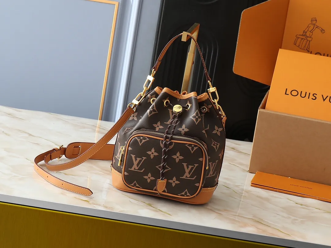 💰Large 130, small 240💰Upgraded original M14199 M14017 Noe Cargo is a compact bucket bag, made of glossy cow leather, showing a nylon-like technological luster, and the lining is made of deep-toned fabric. Metal parts, including the LV letters attached to a ball chain, are the only color-coordinated elements on this monochromatic bag. Roomy front pocket inside. ·Cow leather trim fabric lined with hardware Drawstring and metal closure main compartment LV pendant zipper pull Pearl rivets Louis Vuitton Paris patch ·Zip front pocket Shoulder strap: Removable, adjustable strap Half length: 40.0 cm Small size: 24✘22✘16cm Large size: 28✘22✘16cm (H✘L✘W)
