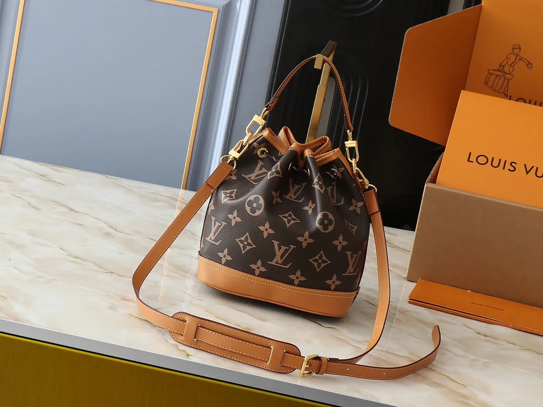💰Large 130, small 240💰Upgraded original M14199 M14017 Noe Cargo is a compact bucket bag, made of glossy cow leather, showing a nylon-like technological luster, and the lining is made of deep-toned fabric. Metal parts, including the LV letters attached to a ball chain, are the only color-coordinated elements on this monochromatic bag. Roomy front pocket inside. ·Cow leather trim fabric lined with hardware Drawstring and metal closure main compartment LV pendant zipper pull Pearl rivets Louis Vuitton Paris patch ·Zip front pocket Shoulder strap: Removable, adjustable strap Half length: 40.0 cm Small size: 24✘22✘16cm Large size: 28✘22✘16cm (H✘L✘W)