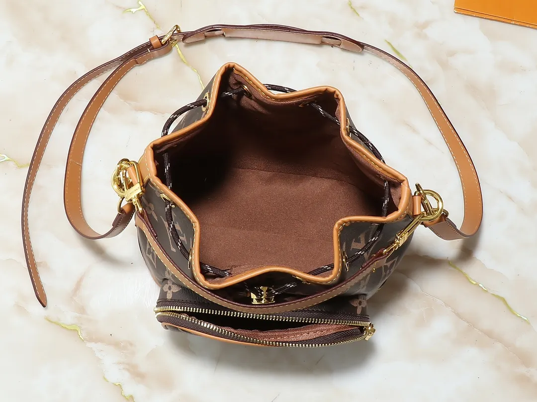 💰Large 130, small 240💰Upgraded original M14199 M14017 Noe Cargo is a compact bucket bag, made of glossy cow leather, showing a nylon-like technological luster, and the lining is made of deep-toned fabric. Metal parts, including the LV letters attached to a ball chain, are the only color-coordinated elements on this monochromatic bag. Roomy front pocket inside. ·Cow leather trim fabric lined with hardware Drawstring and metal closure main compartment LV pendant zipper pull Pearl rivets Louis Vuitton Paris patch ·Zip front pocket Shoulder strap: Removable, adjustable strap Half length: 40.0 cm Small size: 24✘22✘16cm Large size: 28✘22✘16cm (H✘L✘W)