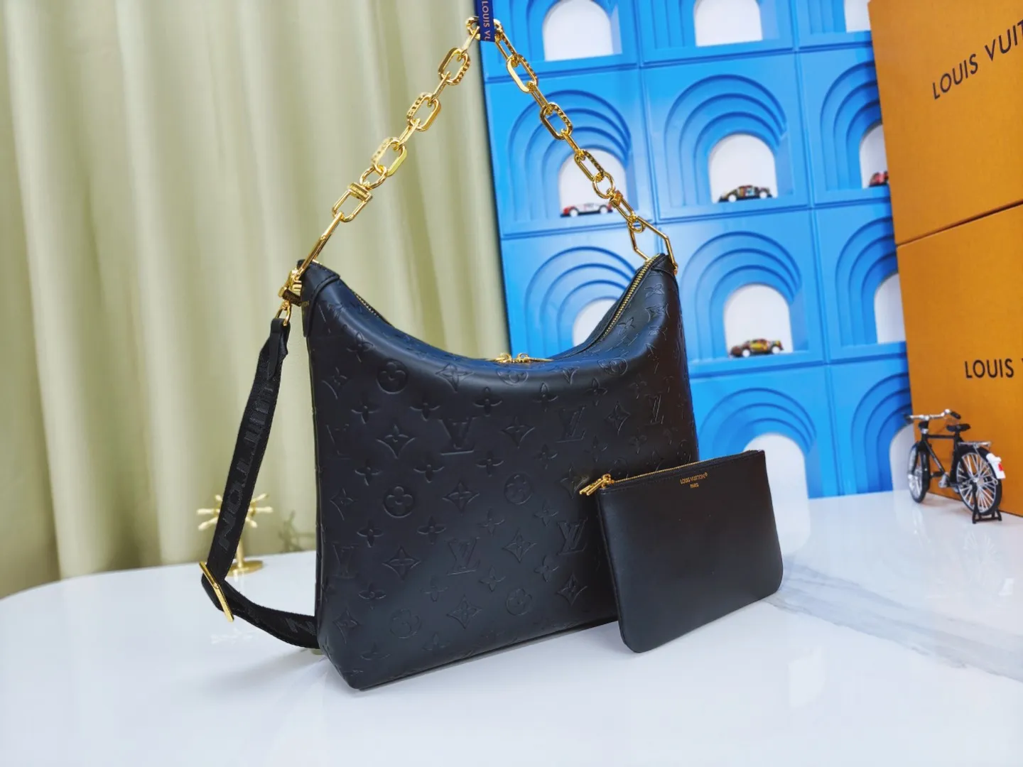 P260💰M12068 black M12072 brown M12071 apricot Louis Vuitton Lv Carryall new commuter bag is beautiful and practical. It can be worn as a crossbody or on one shoulder. The open zipper is very convenient for taking in and out of tablet computers. The design is smaller than Neverfull and has a linked shoulder strap. It is more playful than Graceful and has a complete upper body. It is the Lv family’s commuter bag with good looks.