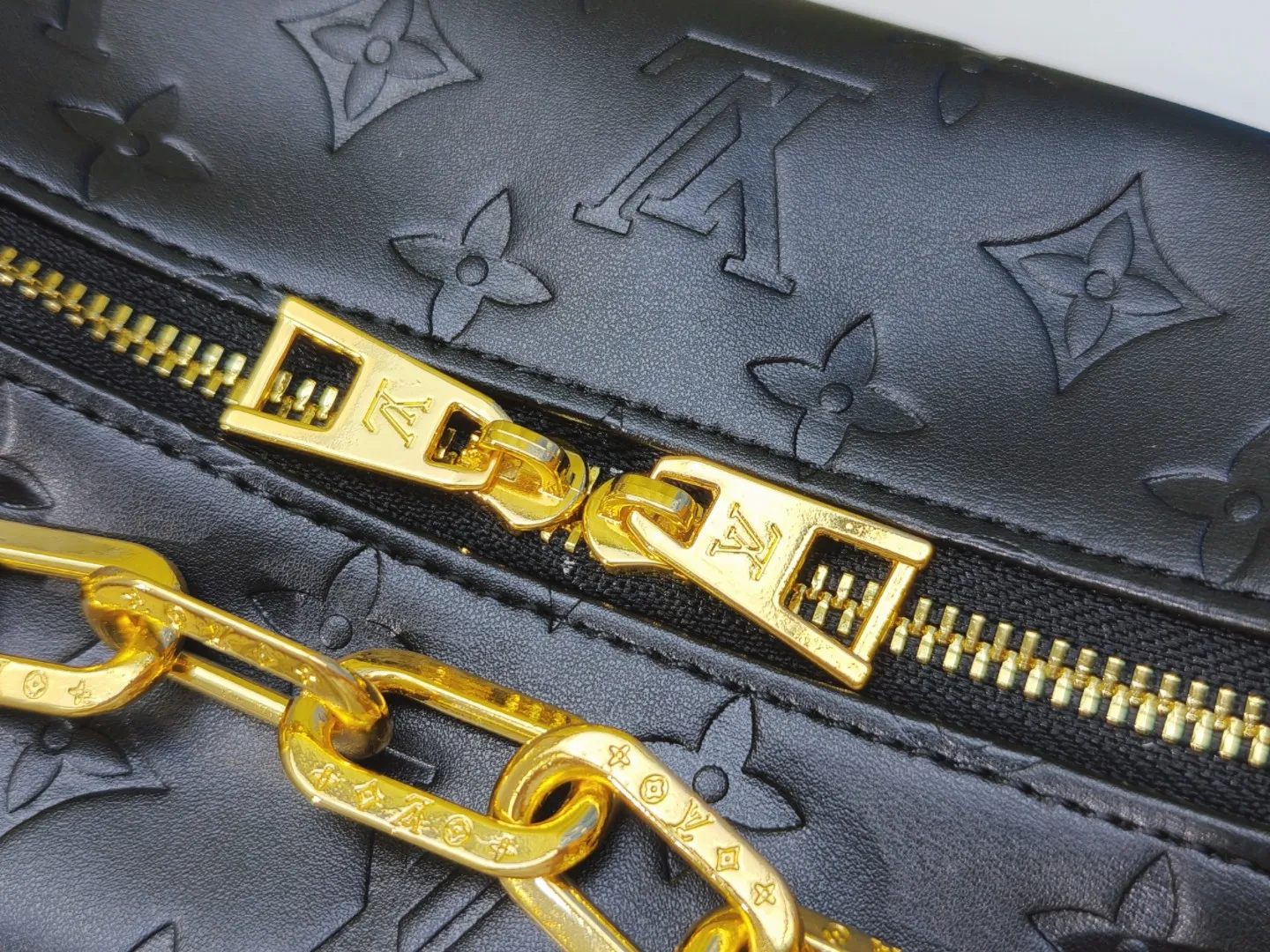 P260💰M12068 black M12072 brown M12071 apricot Louis Vuitton Lv Carryall new commuter bag is beautiful and practical. It can be worn as a crossbody or on one shoulder. The open zipper is very convenient for taking in and out of tablet computers. The design is smaller than Neverfull and has a linked shoulder strap. It is more playful than Graceful and has a complete upper body. It is the Lv family’s commuter bag with good looks.