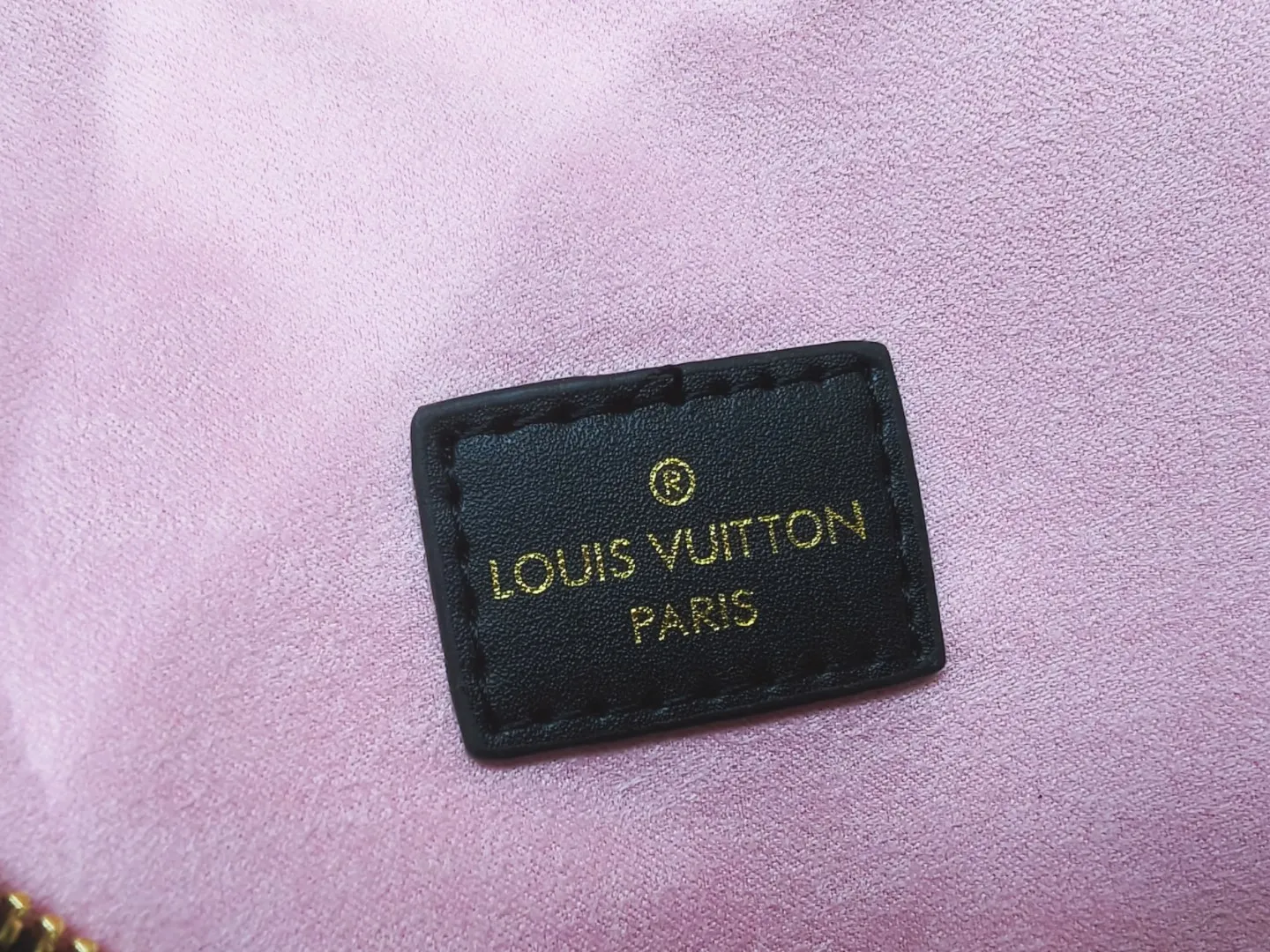 P260💰M12068 black M12072 brown M12071 apricot Louis Vuitton Lv Carryall new commuter bag is beautiful and practical. It can be worn as a crossbody or on one shoulder. The open zipper is very convenient for taking in and out of tablet computers. The design is smaller than Neverfull and has a linked shoulder strap. It is more playful than Graceful and has a complete upper body. It is the Lv family’s commuter bag with good looks.