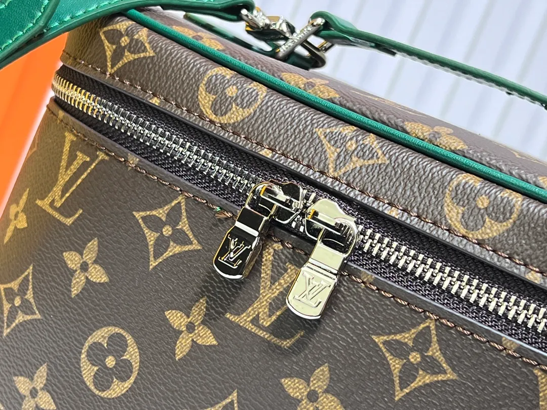 Batch 300💰Upgraded original version ✨M42265 This model is inspired by the iconic Nice cosmetic bag. This elegant toiletry bag is a personalized choice for carrying basic beauty products. A hidden zip pocket on the inside of the flap can store especially valuable personal items. - Top woven handle - Monogram coated canvas fabric - Louis Vuitton special coated canvas washable lining - Natural cowhide leather trim - Gold metal hardware - Double-layer zipper closure - Large capacity inside the bag - Zippered pocket on the inside of the flap - Several patch pockets inside - size 24×14×17.