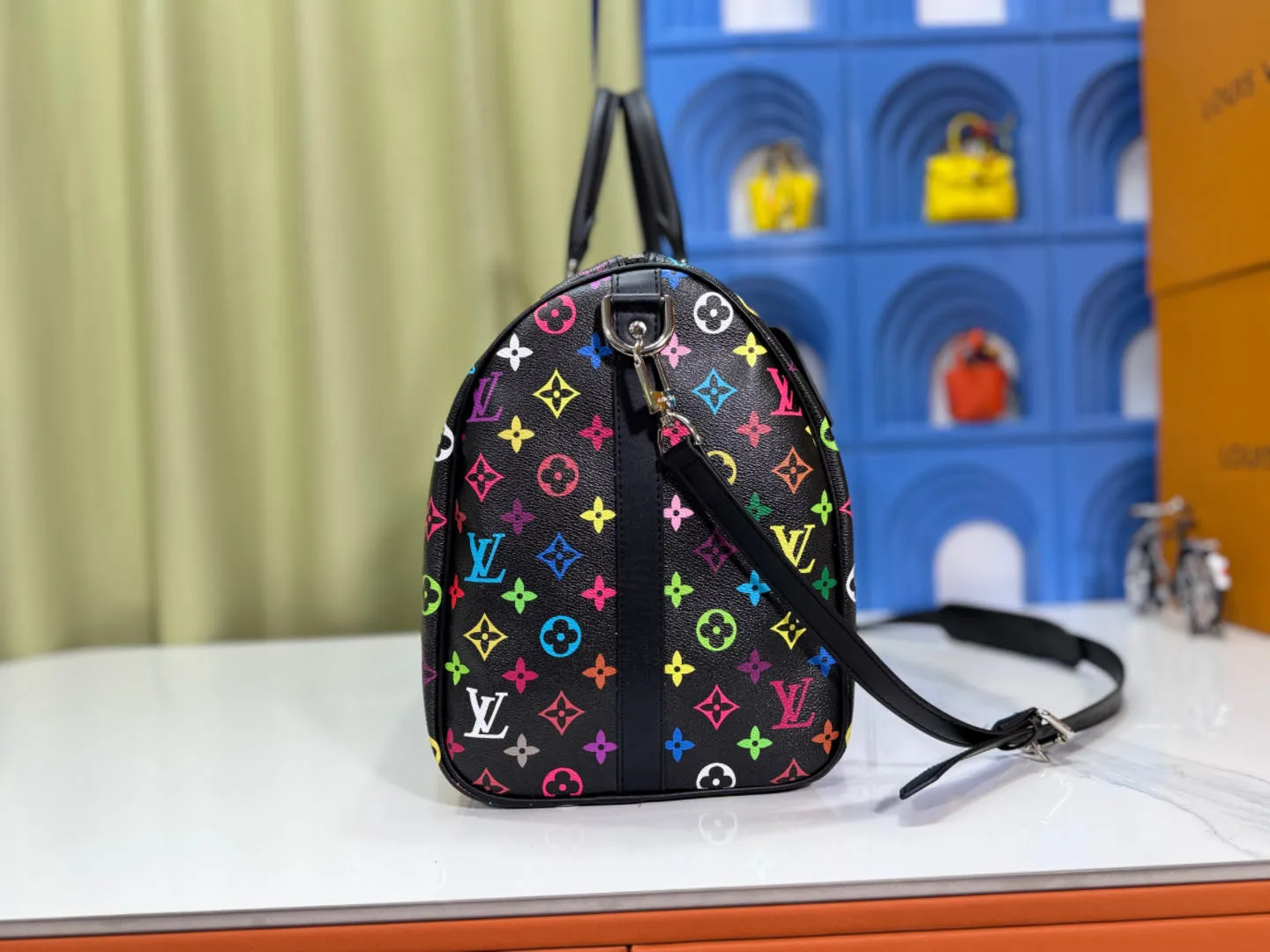 P380 new arrival M13745 black color transcoding chip 33 color series LV2025 spring and summer and Takashi Murakami joint model Fashion is a cycle to celebrate the 20th anniversary of the joint name Size: 50.0X29.0X23.0cm