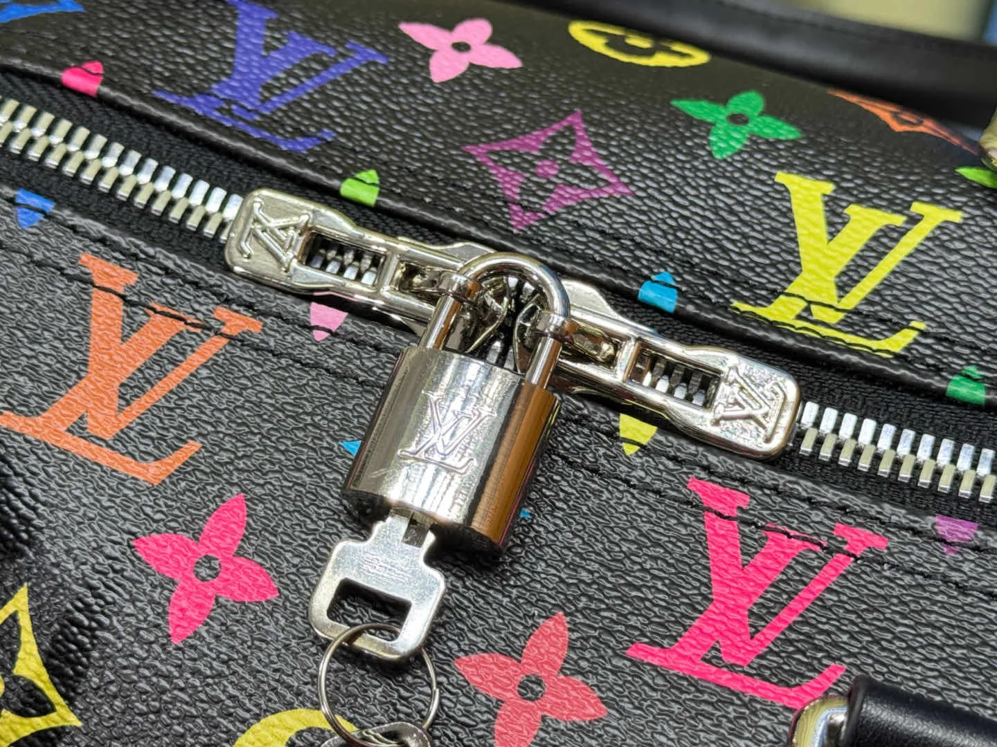 P380 new arrival M13745 black color transcoding chip 33 color series LV2025 spring and summer and Takashi Murakami joint model Fashion is a cycle to celebrate the 20th anniversary of the joint name Size: 50.0X29.0X23.0cm