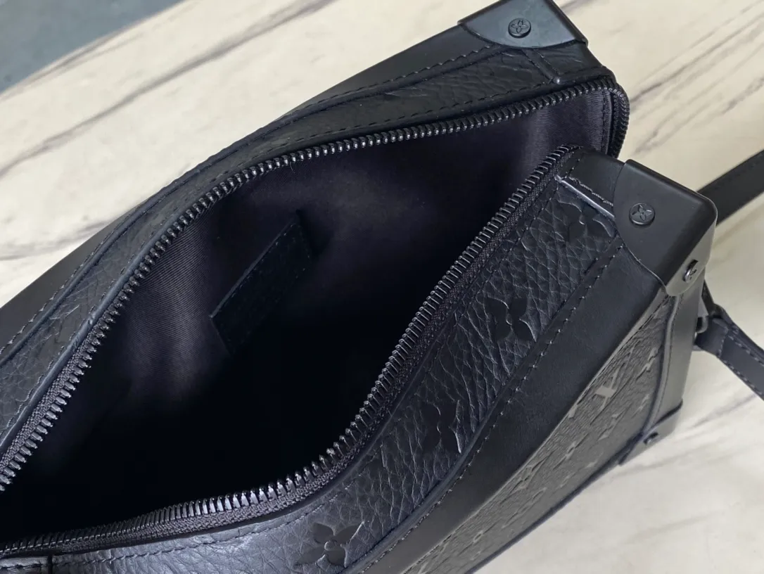 💰1200 (first-grain leather) The top-quality original M55700 all-leather Soft Trunk handbag combines Monogram embossed Taurillon leather, matte zippers and elegant shoulder straps to create a new interpretation of the traditional messenger bag. Reinforced corners and square shapes slowly reveal the box-making heritage. Dimensions: 25.0 x 18.0 x 10.0 cm