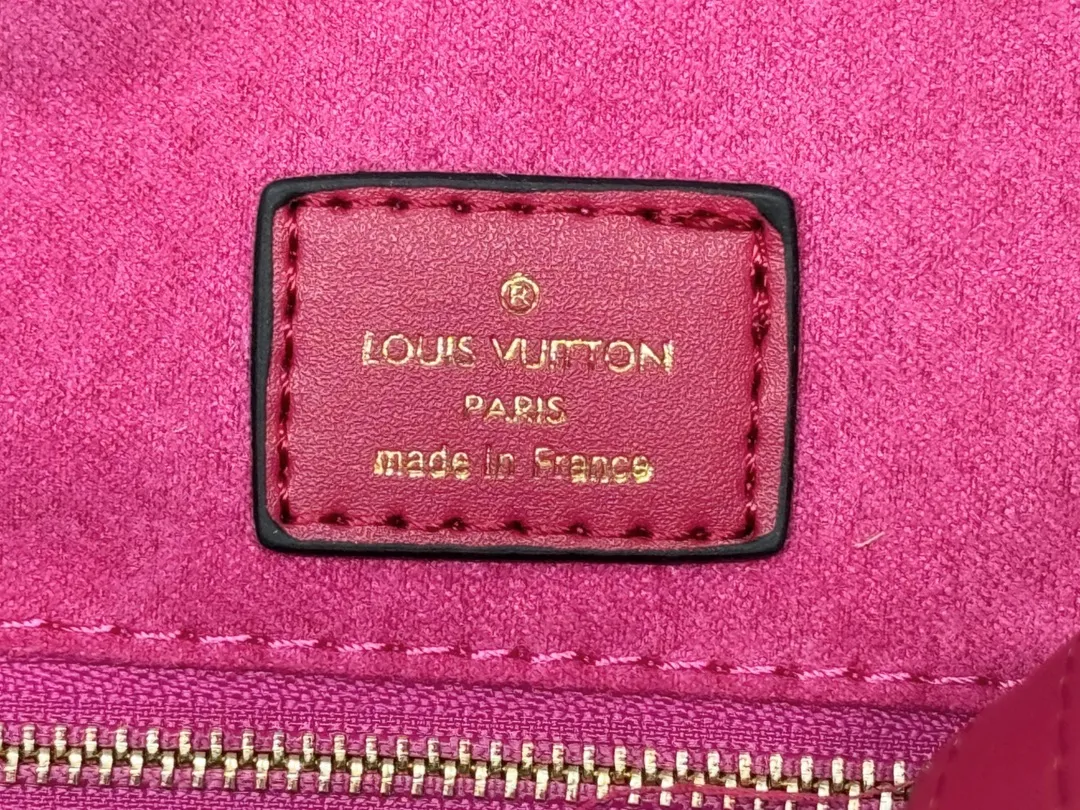 P280💰Upgraded original version 🔥New style🔥M45039 M45321 M44571 This Onthego medium handbag is decorated with classic Monogram canvas and Monogram Reverse canvas on both sides, presenting different styles at will. Toron's dual handles and shoulder strap allow for a variety of carrying options. Dimensions: 34.0 x 26.0 x 13.0 cm (length x height x width)